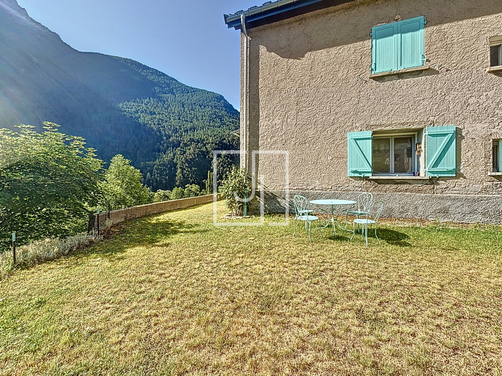 À vendre à La Condamine-Châtelard : appartement avec jardin et vue entièrement rénové — photo 17