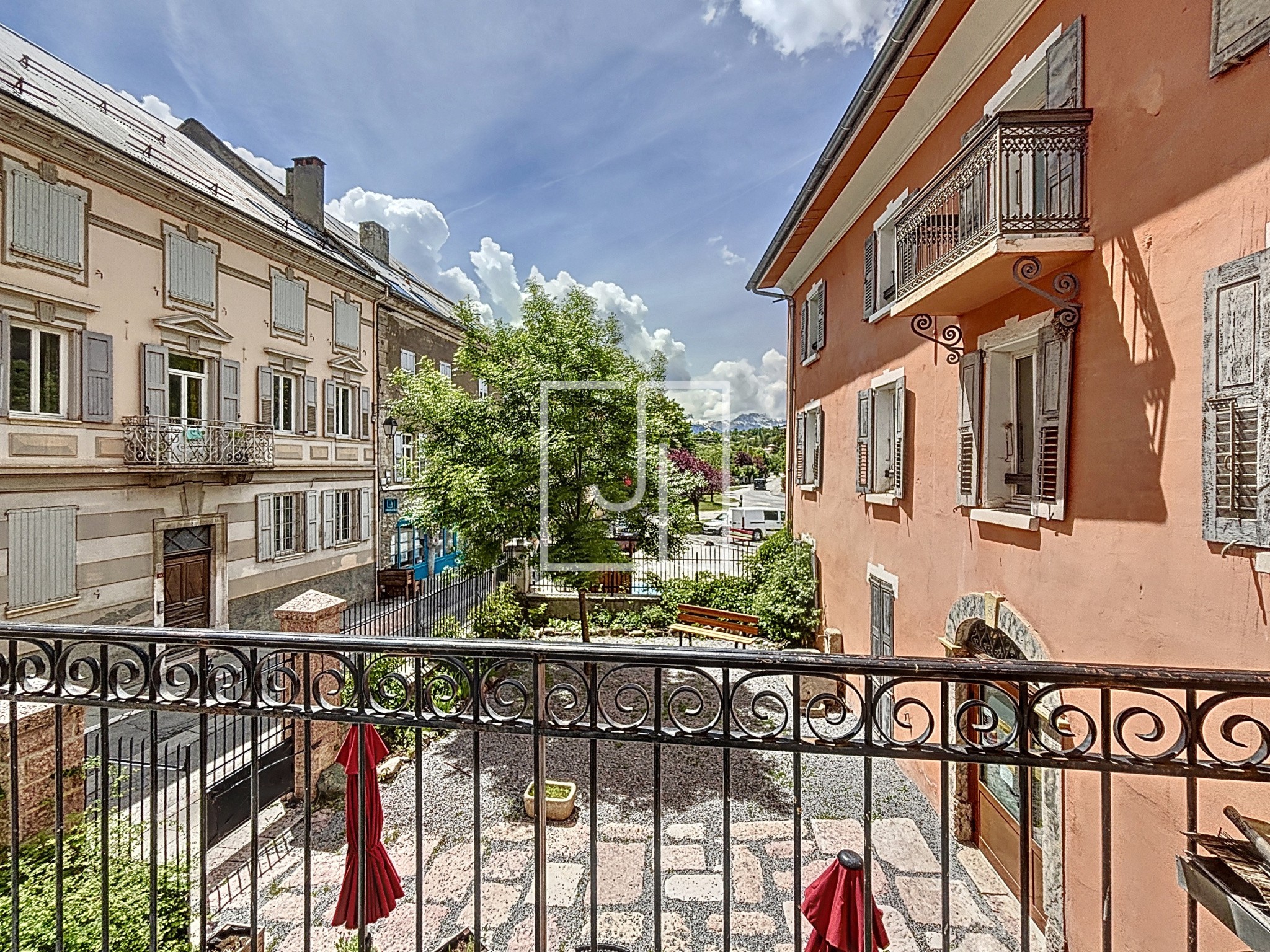 À VENDRE   Appartement 3 chambres avec balcon, cave et grenier   70 m2   Jausiers (04) — photo 2