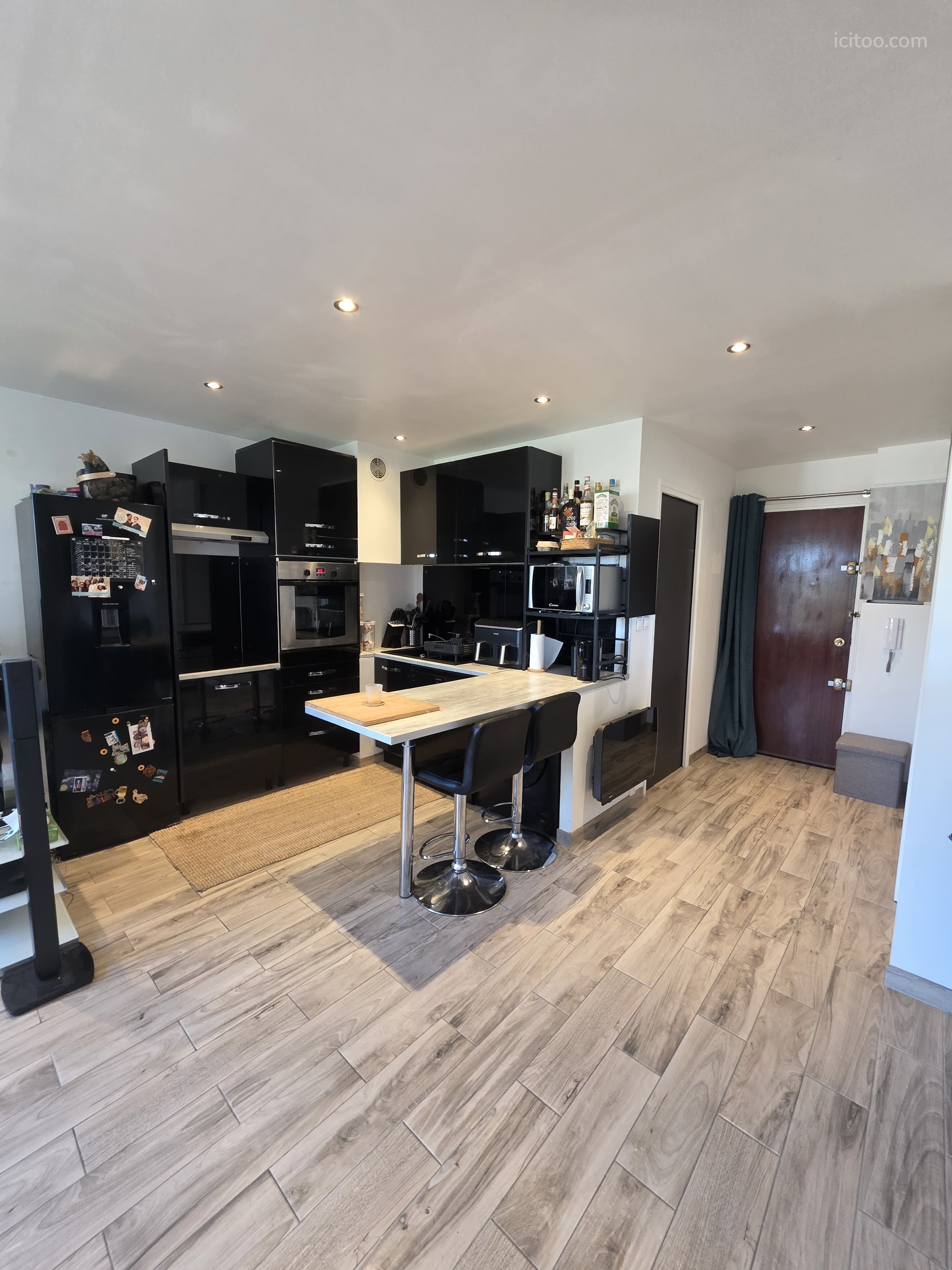 Studio/T1 à vendre à Houilles, cuisine aménagée avec îlot central servant de bar.
