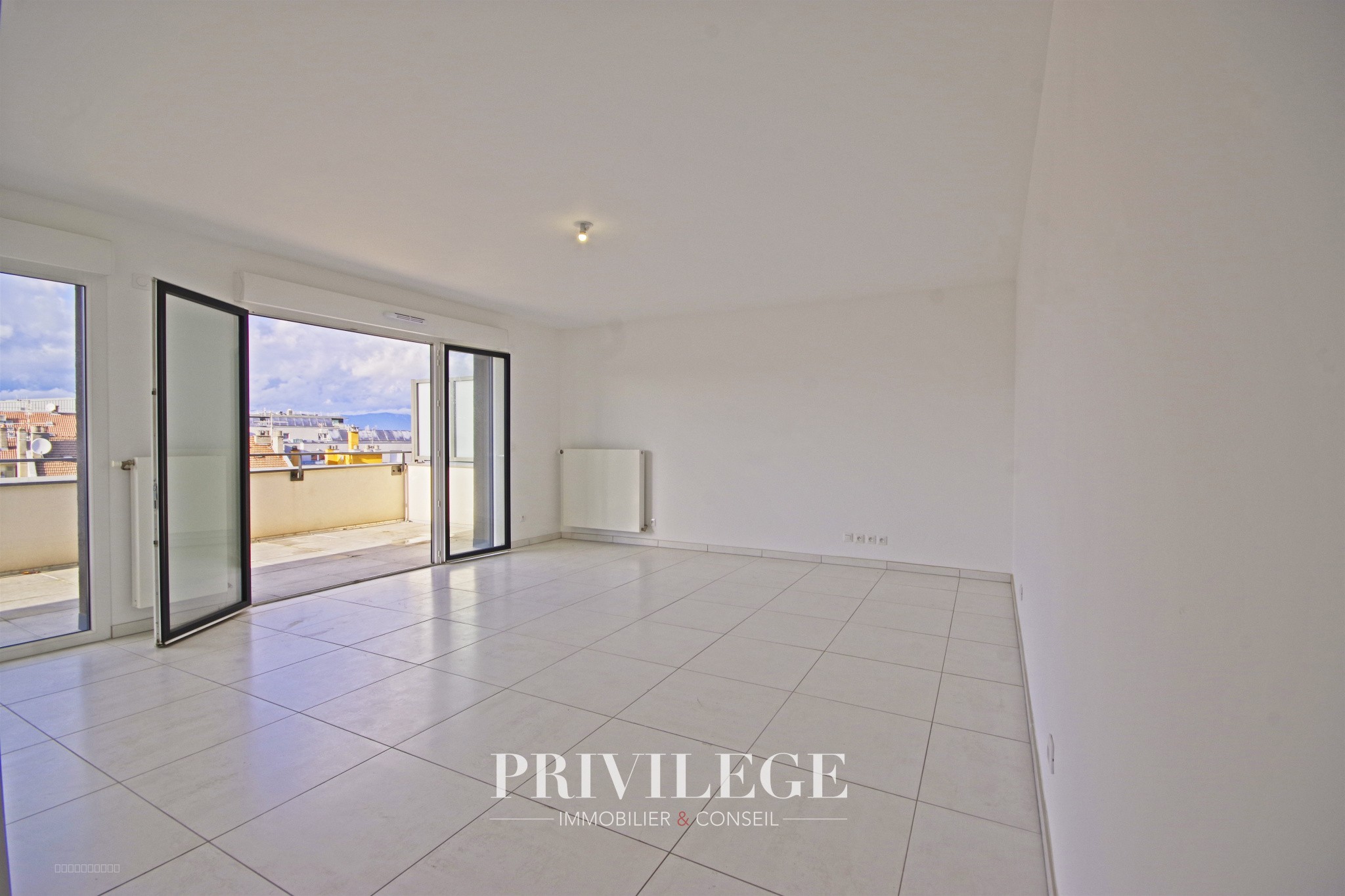 Appartement de Standing en Dernier Étage avec Terrasse, Garage Double et Confort Moderne — photo 6