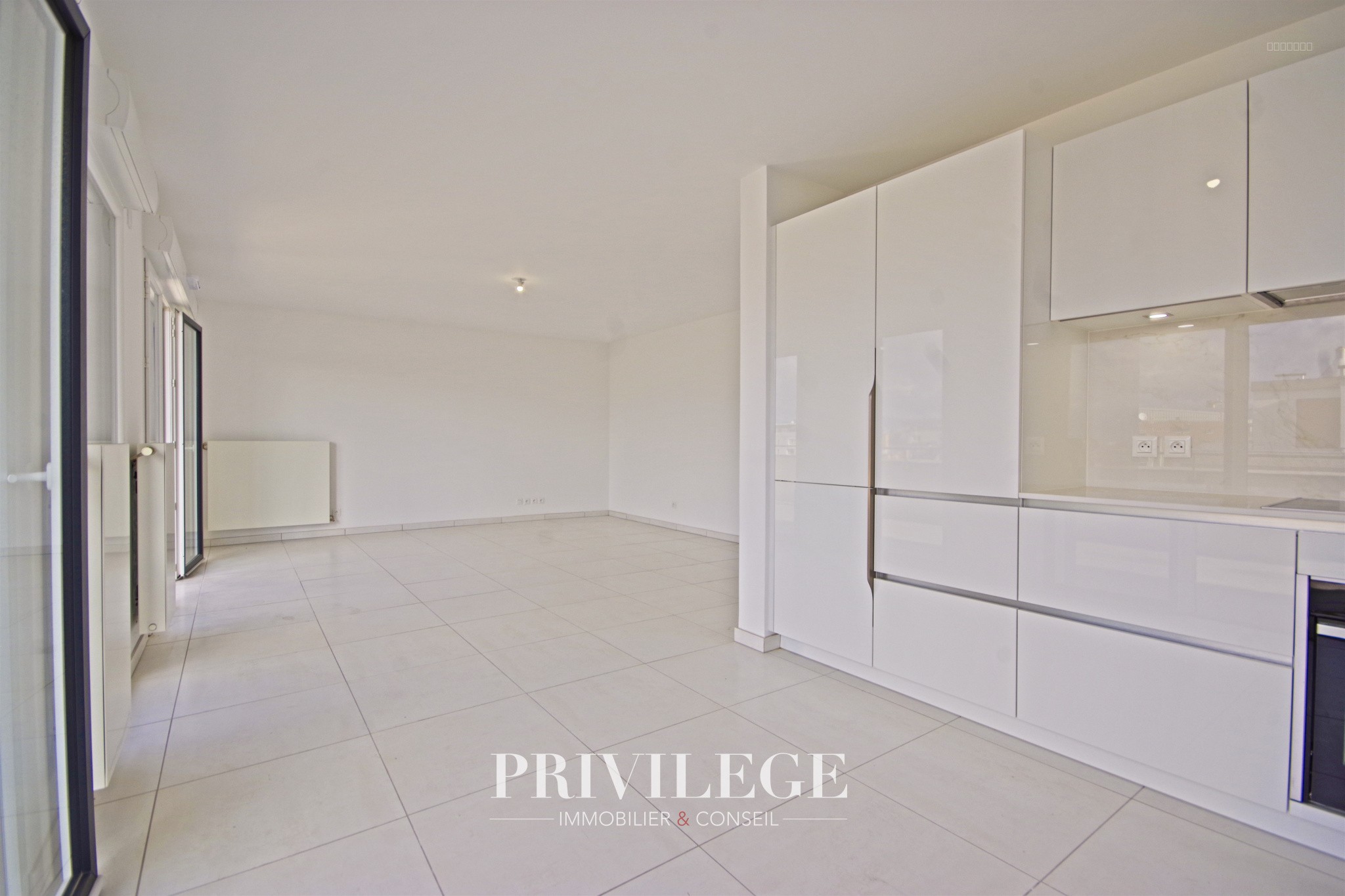 Appartement de Standing en Dernier Étage avec Terrasse, Garage Double et Confort Moderne — photo 3