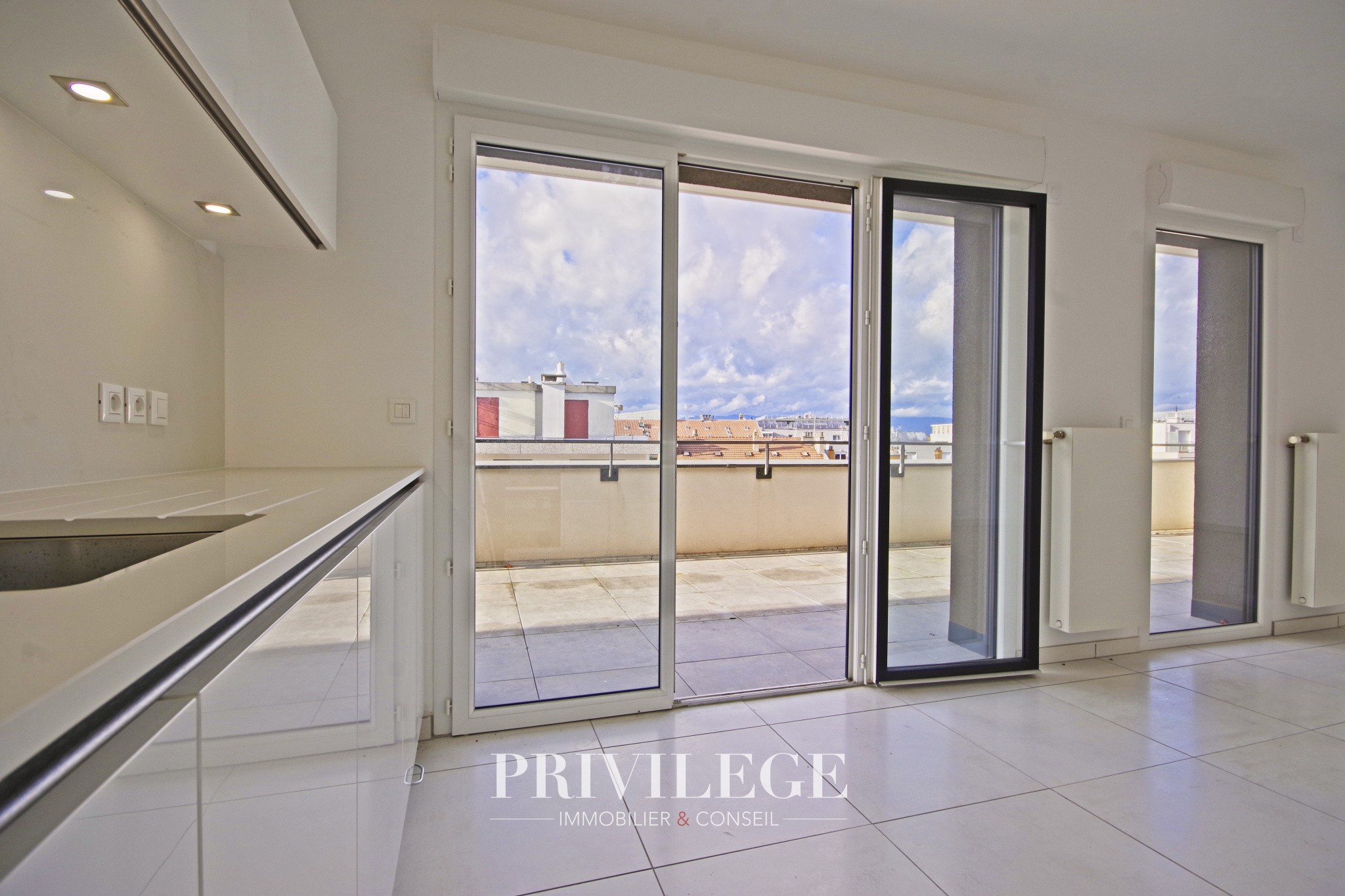 Appartement de Standing en Dernier Étage avec Terrasse, Garage Double et Confort Moderne — photo 8