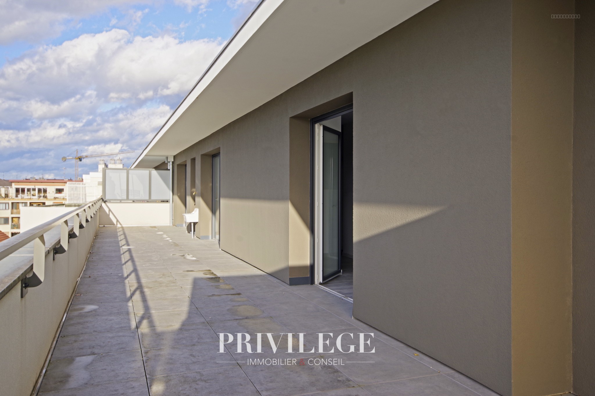 Appartement de Standing en Dernier Étage avec Terrasse, Garage Double et Confort Moderne — photo 15