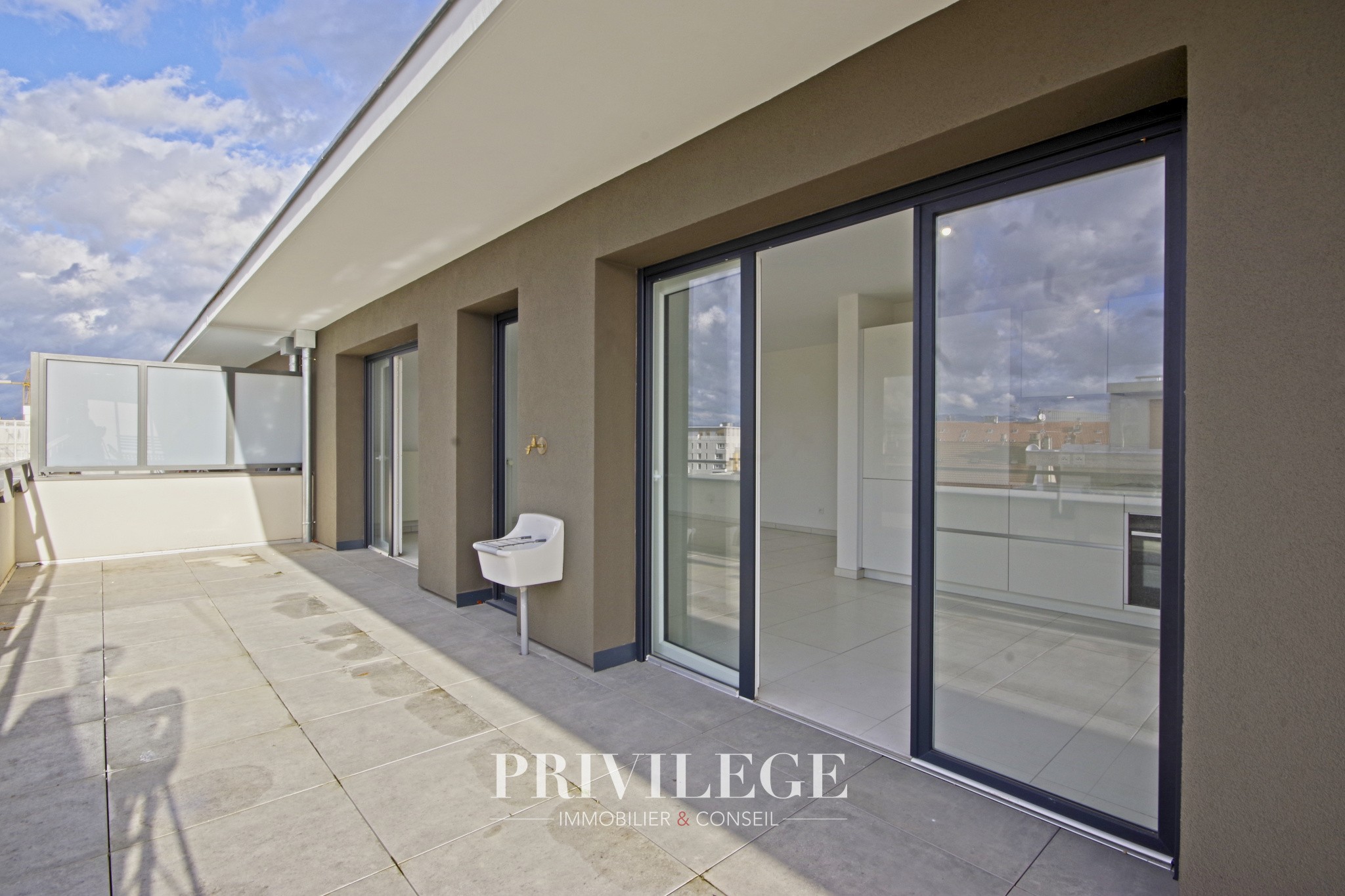 Appartement de Standing en Dernier Étage avec Terrasse, Garage Double et Confort Moderne — photo 2