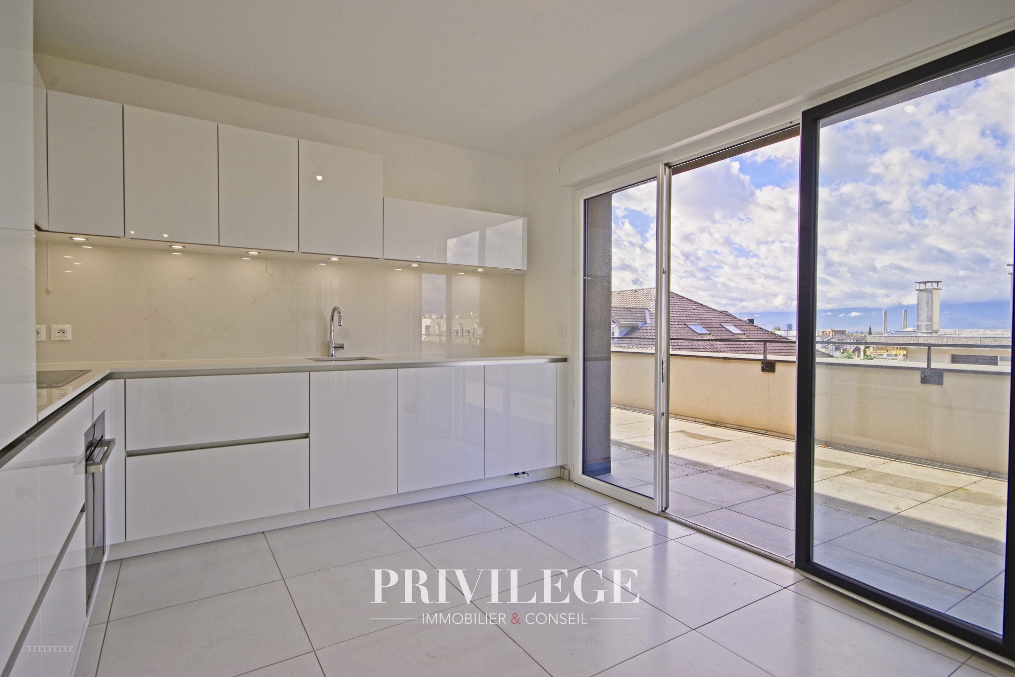 Appartement de Standing en Dernier Étage avec Terrasse, Garage Double et Confort Moderne — photo 4