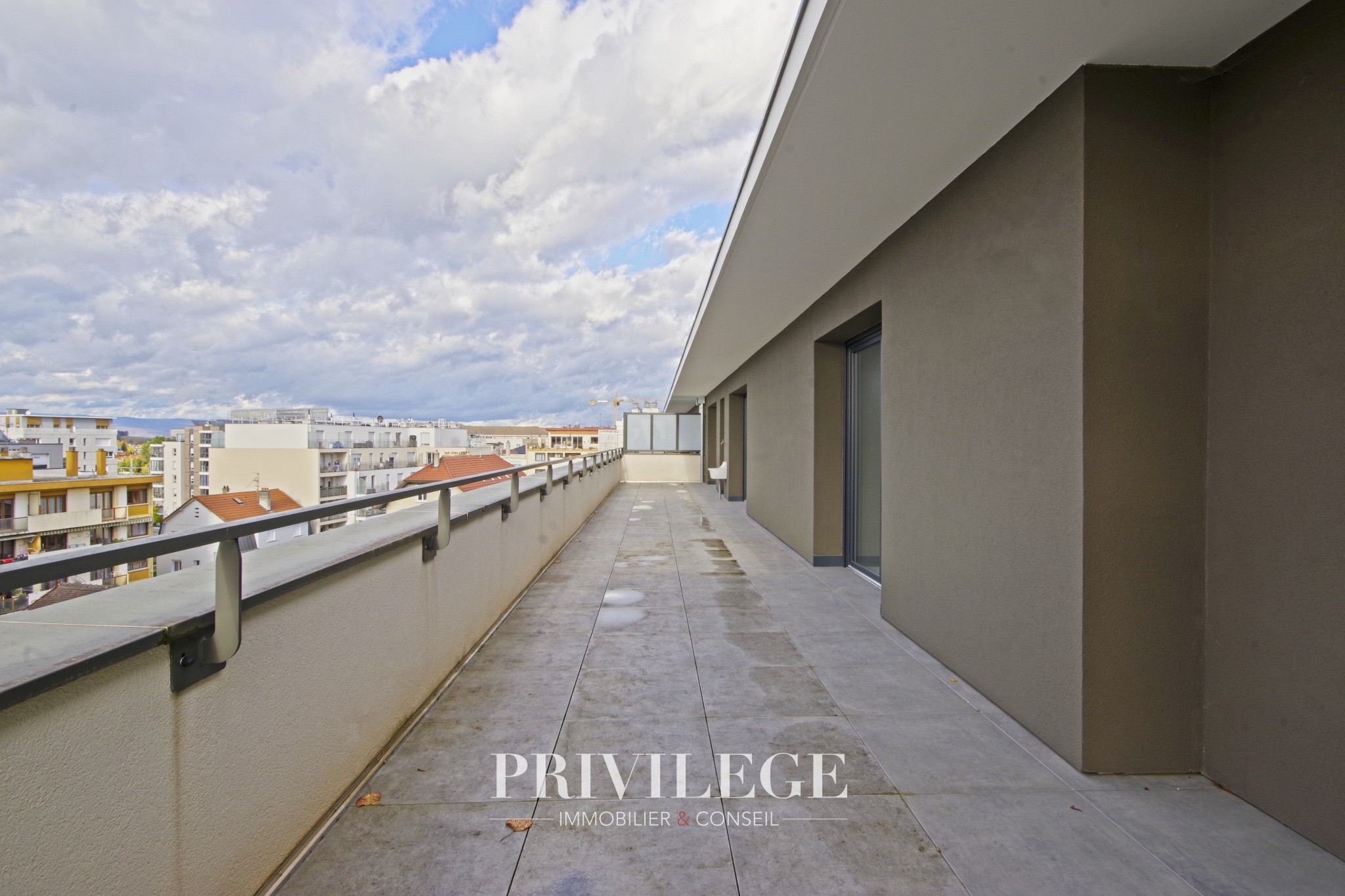 Appartement de Standing en Dernier Étage avec Terrasse, Garage Double et Confort Moderne — photo 10
