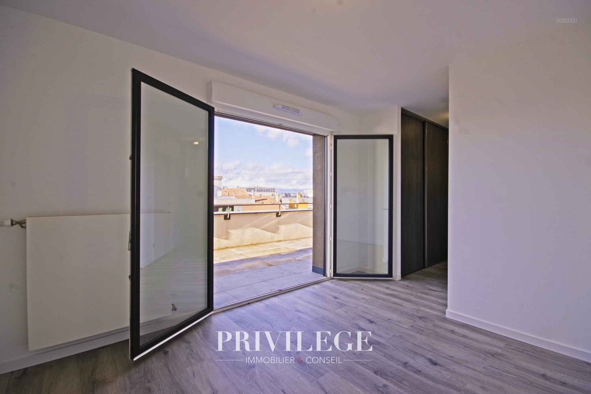 Appartement de Standing en Dernier Étage avec Terrasse, Garage Double et Confort Moderne — photo 11