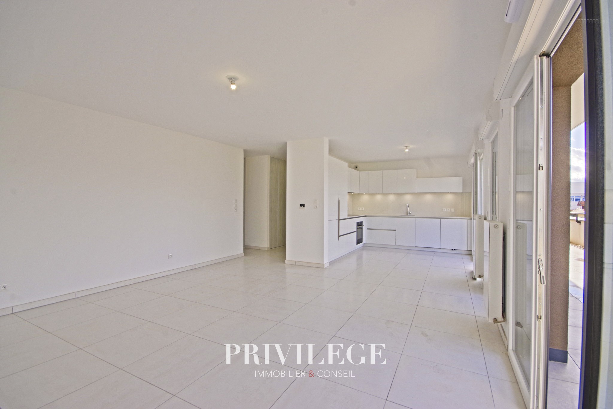 Appartement de Standing en Dernier Étage avec Terrasse, Garage Double et Confort Moderne — photo 7
