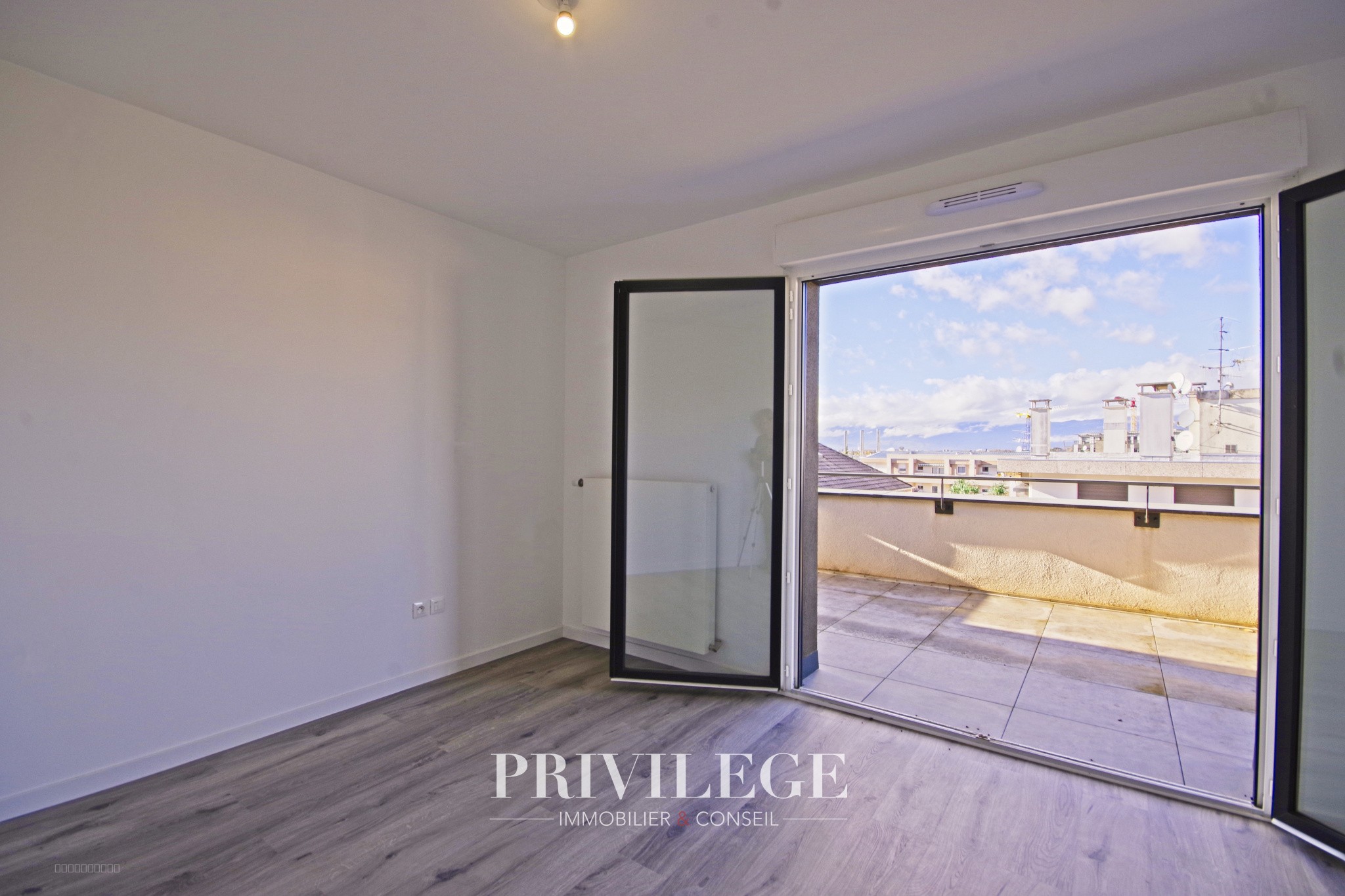 Appartement de Standing en Dernier Étage avec Terrasse, Garage Double et Confort Moderne — photo 12
