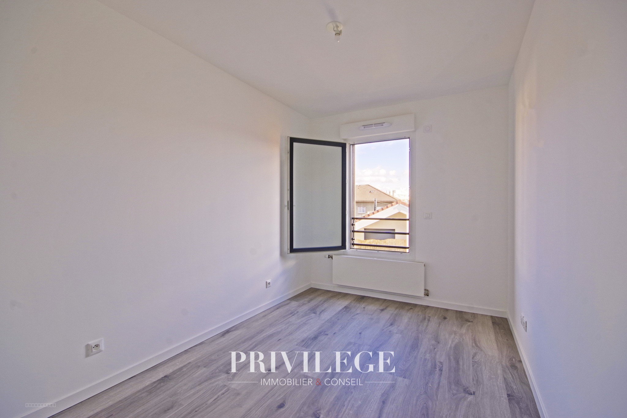 Appartement de Standing en Dernier Étage avec Terrasse, Garage Double et Confort Moderne — photo 16