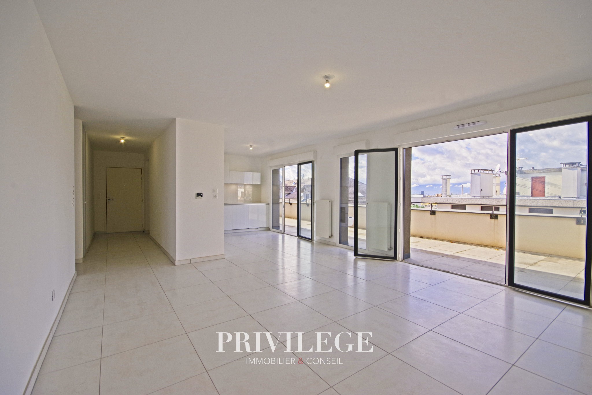 Appartement de Standing en Dernier Étage avec Terrasse, Garage Double et Confort Moderne — photo 5