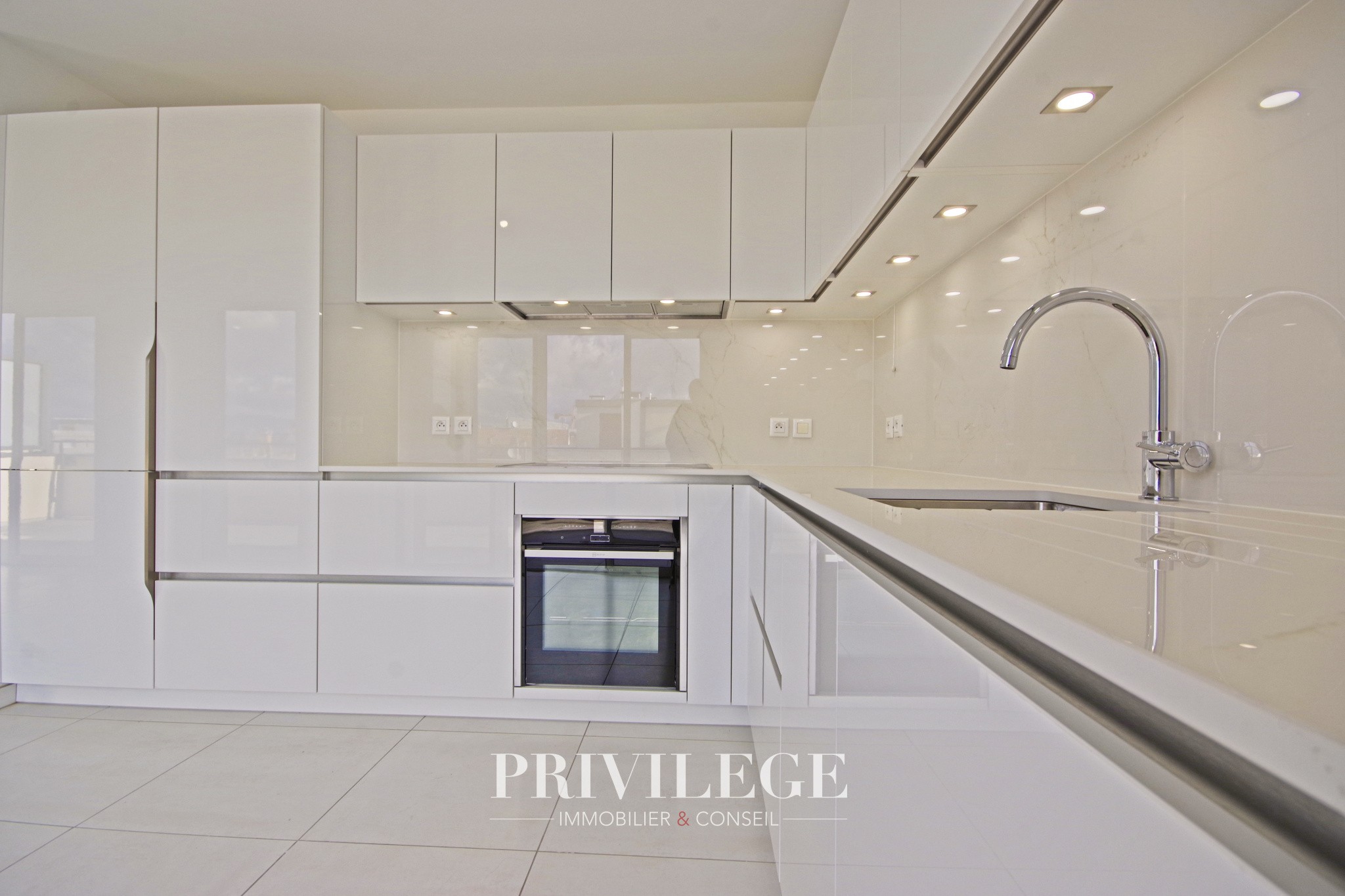 Appartement de Standing en Dernier Étage avec Terrasse, Garage Double et Confort Moderne — photo 9