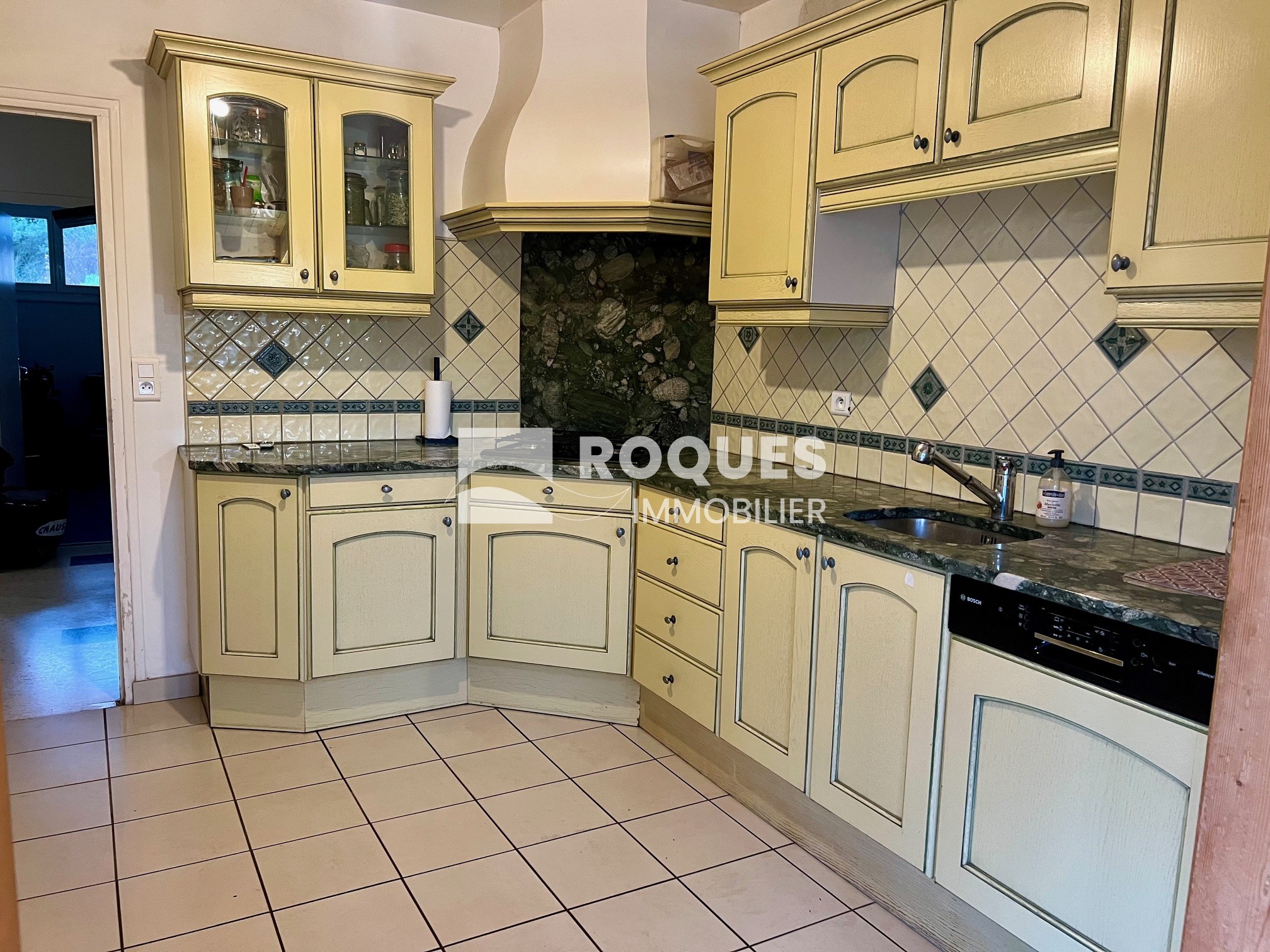 A vendre à Millau une maison T8 avec garage piscine pool house et jardin — photo 4