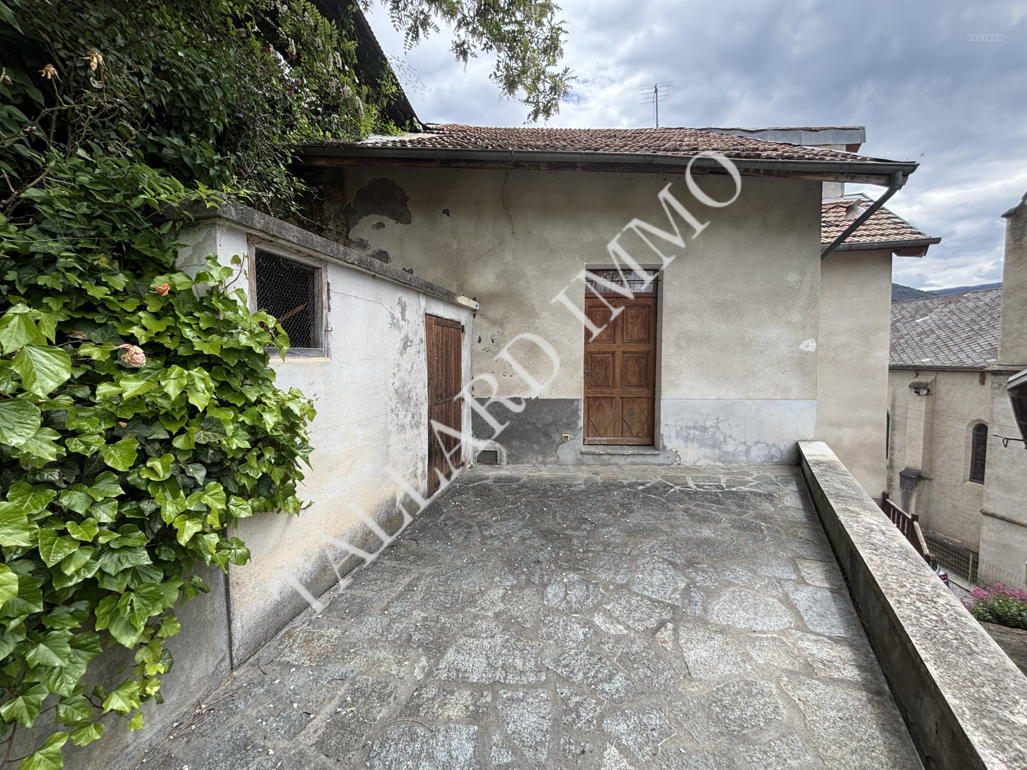 Espinasses, Maison de village 83m2 avec terrasse, garage 45 m2, caves et combles. — photo 15