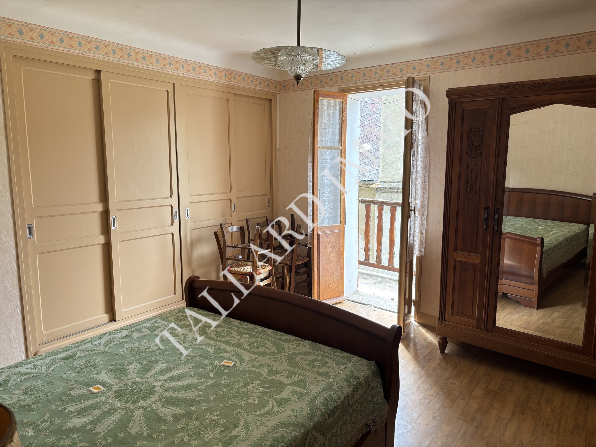 Espinasses, Maison de village 83m2 avec terrasse, garage 45 m2, caves et combles. — photo 10