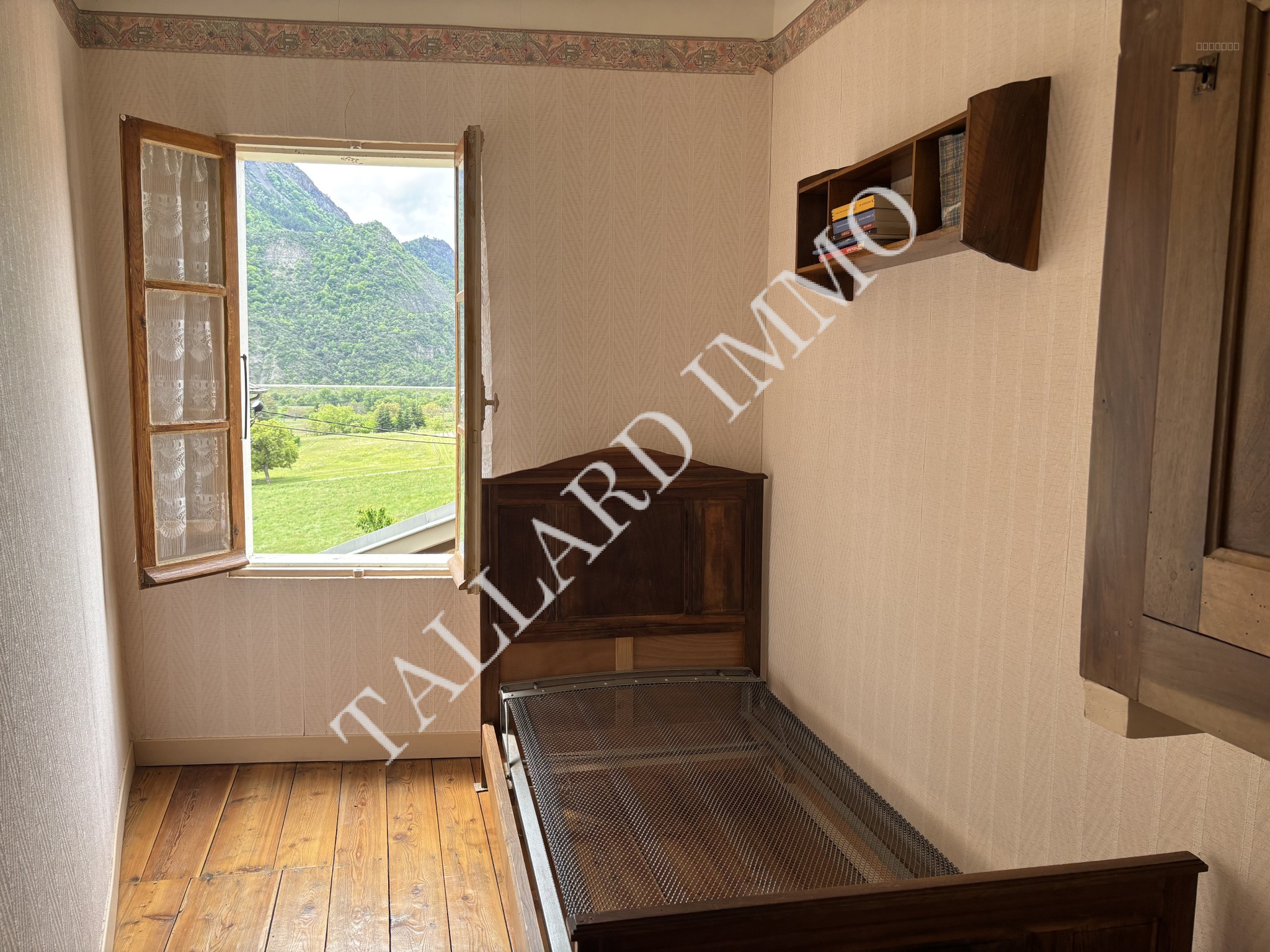 Espinasses, Maison de village 83m2 avec terrasse, garage 45 m2, caves et combles. — photo 7