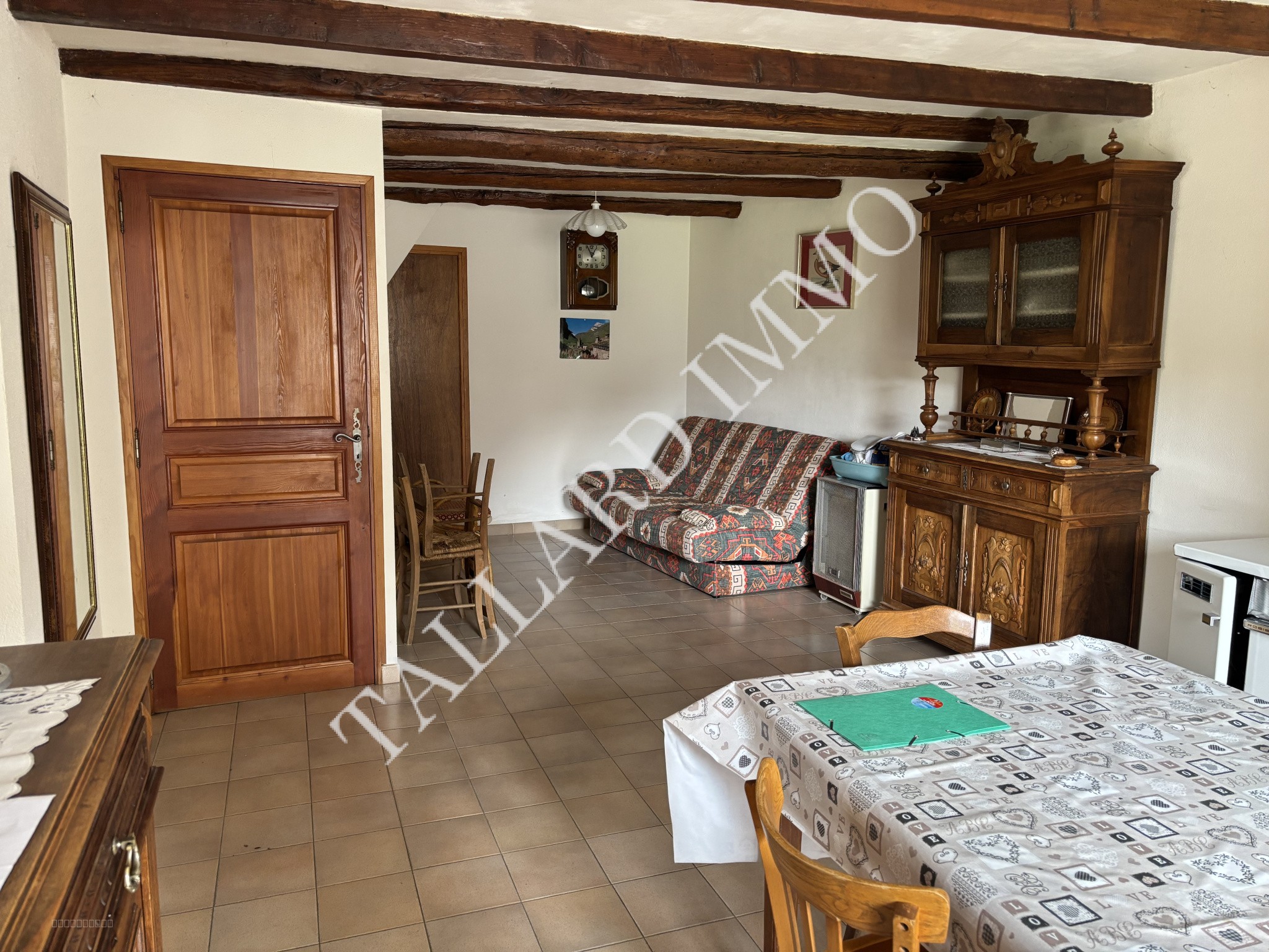 Espinasses, Maison de village 83m2 avec terrasse, garage 45 m2, caves et combles. — photo 4