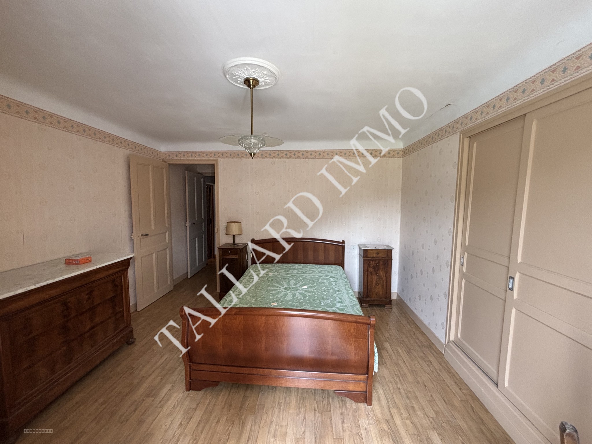 Espinasses, Maison de village 83m2 avec terrasse, garage 45 m2, caves et combles. — photo 8