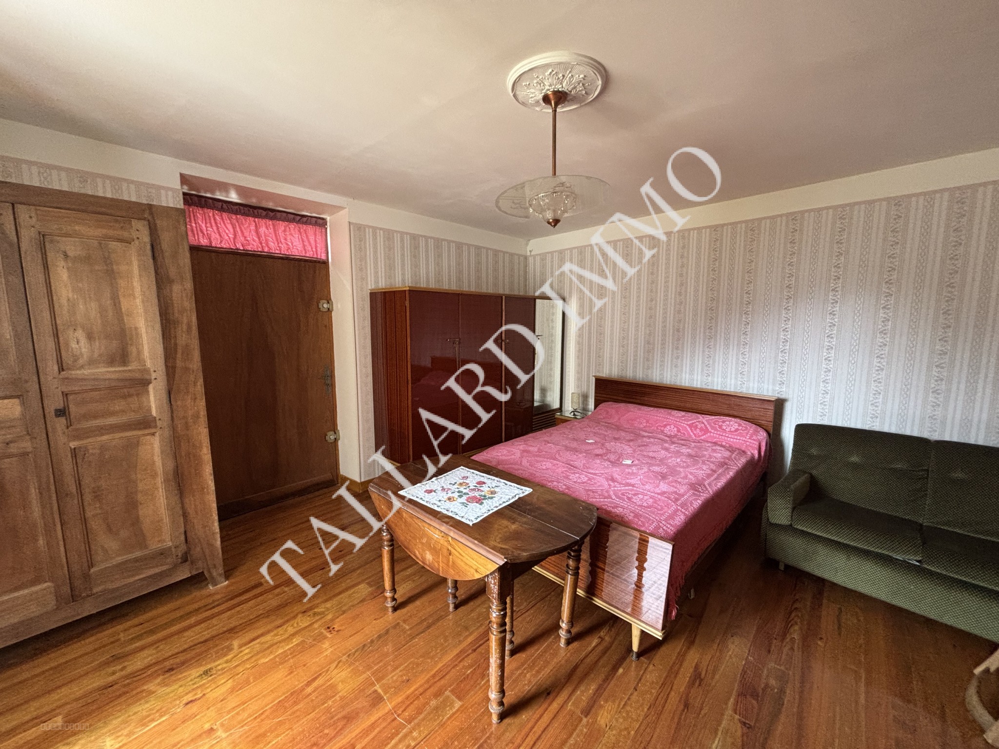Espinasses, Maison de village 83m2 avec terrasse, garage 45 m2, caves et combles. — photo 6