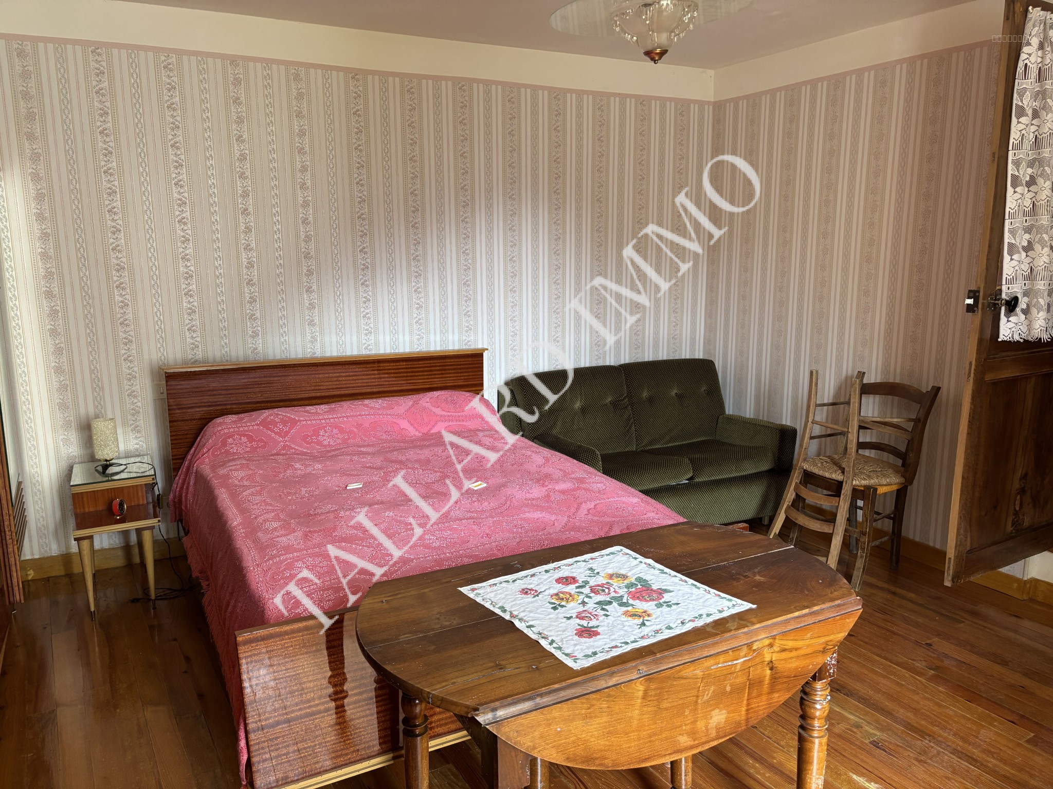 Espinasses, Maison de village 83m2 avec terrasse, garage 45 m2, caves et combles. — photo 9