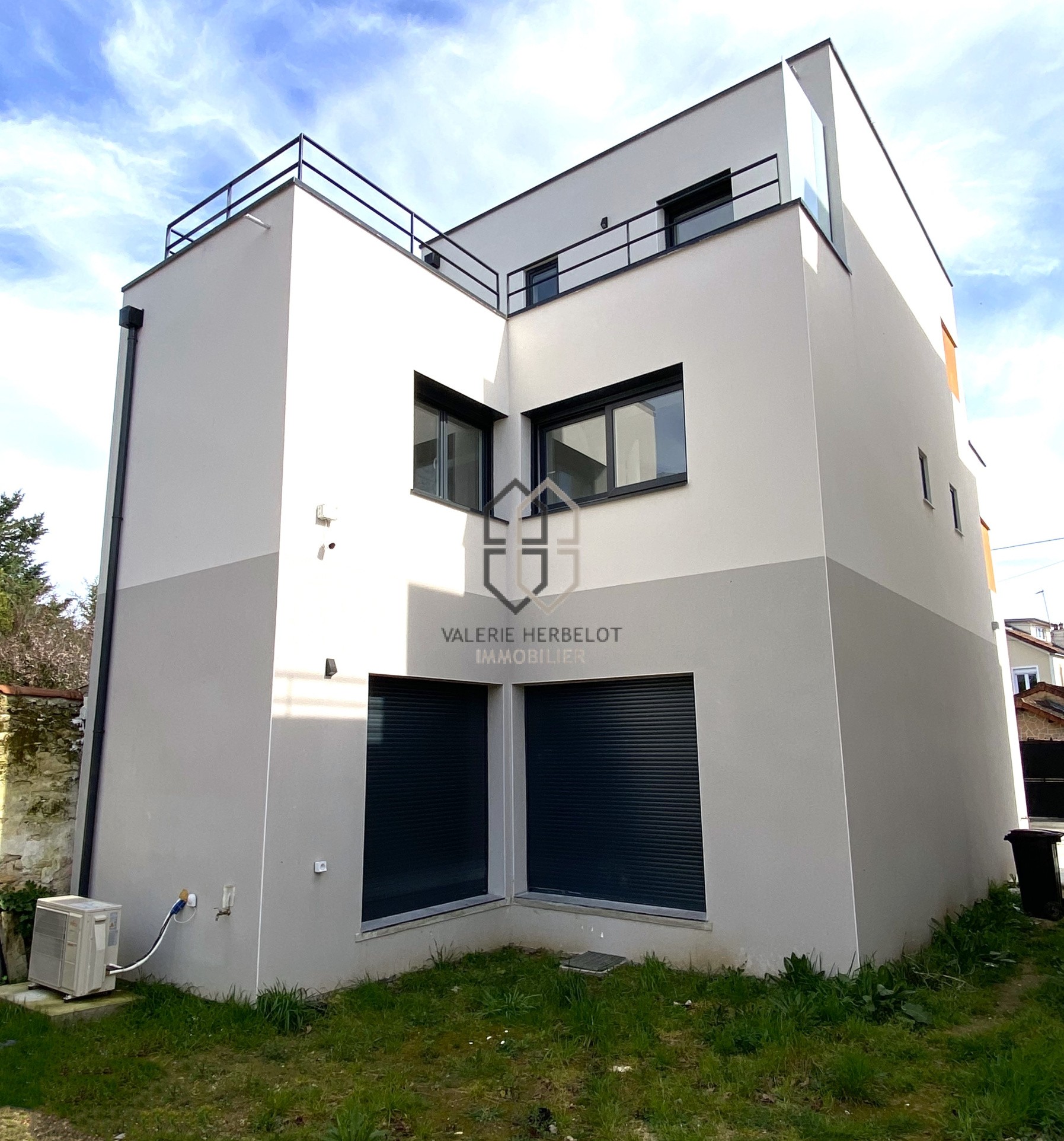 Maison d'architecte neuve, construction de qualité, offrant lumière et volumes — photo 13