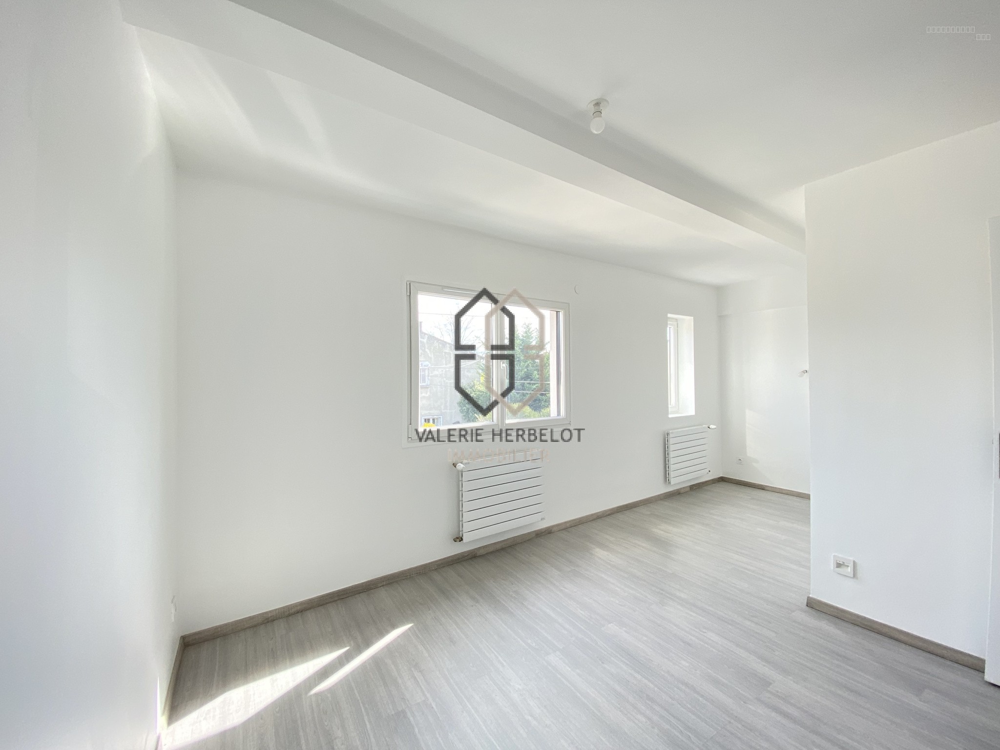 Maison d'architecte neuve, construction de qualité, offrant lumière et volumes — photo 7