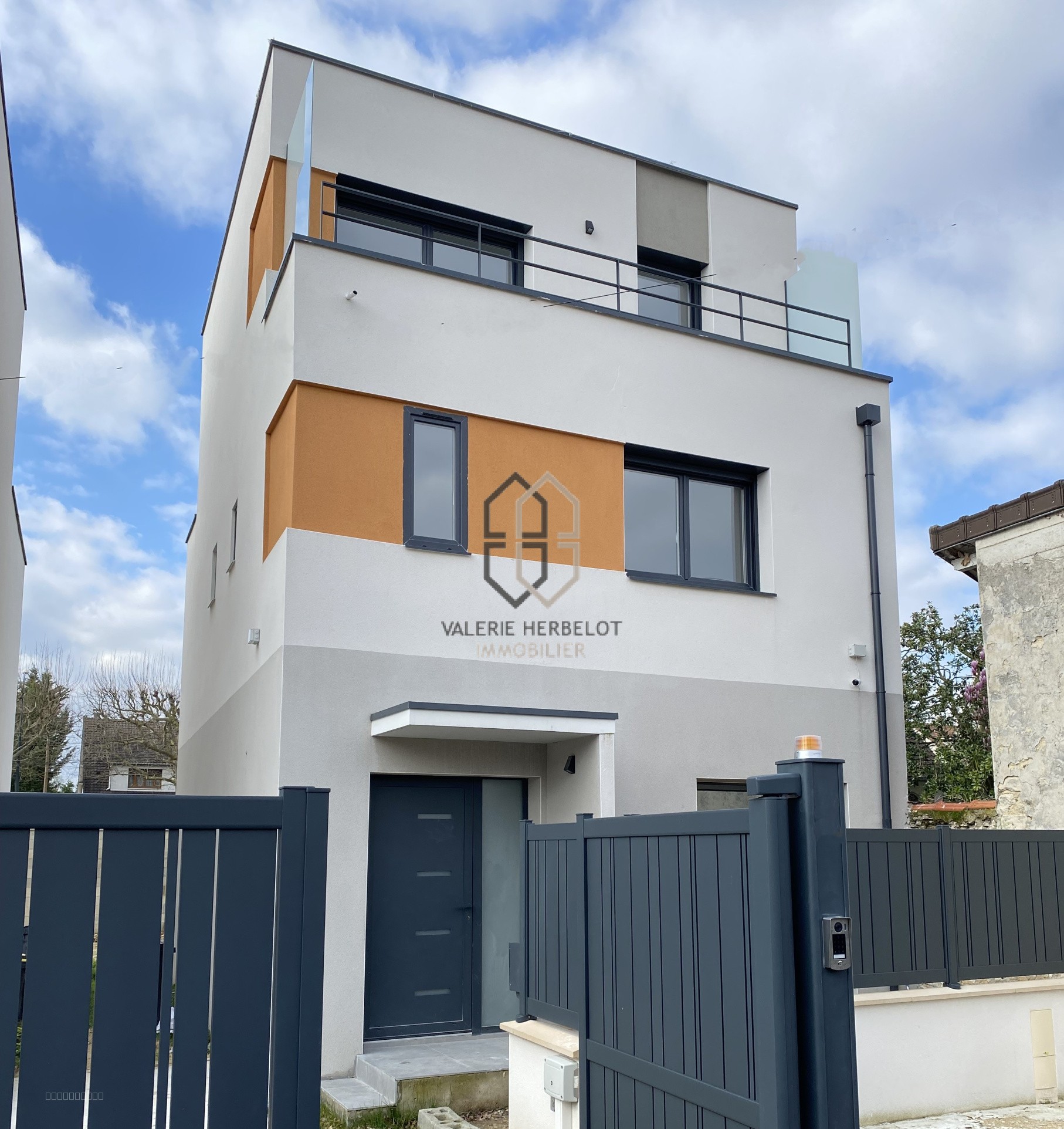 Maison d'architecte neuve, construction de qualité, offrant lumière et volumes — photo 12