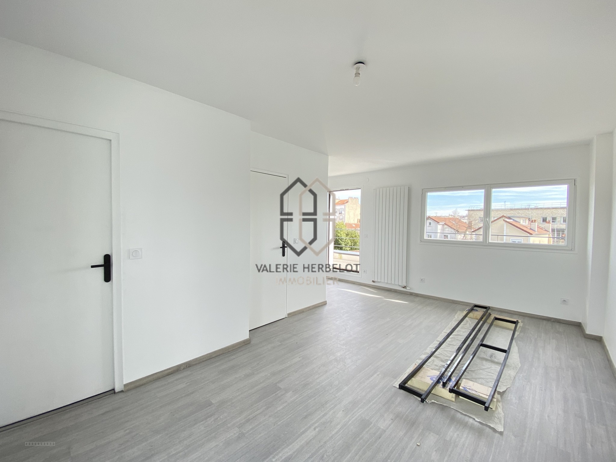 Maison d'architecte neuve, construction de qualité, offrant lumière et volumes — photo 6