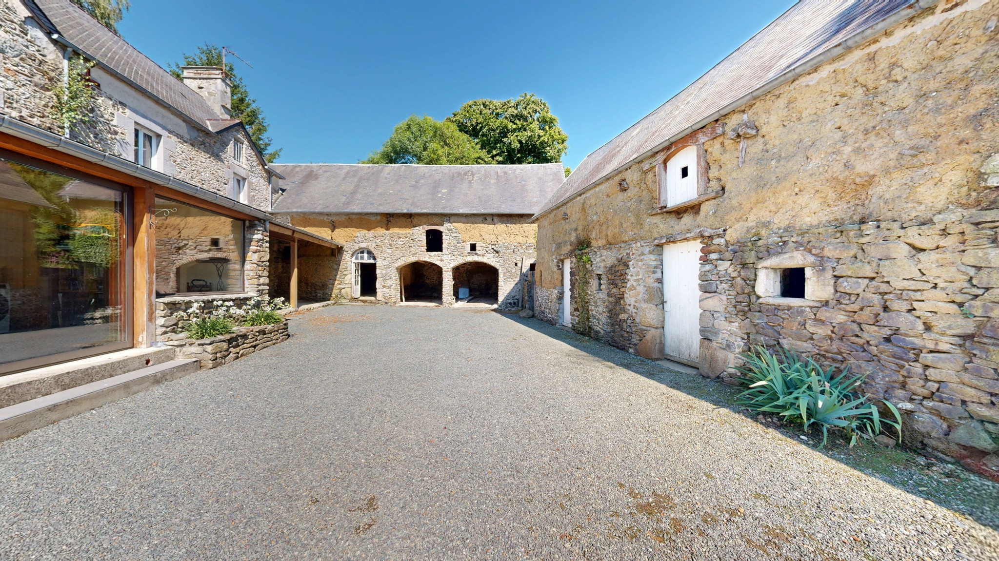 Propriété d'exception avec Gites - 403 m2 sur terrain de 8,5 hectares avec dépendances et étangs. — photo 4