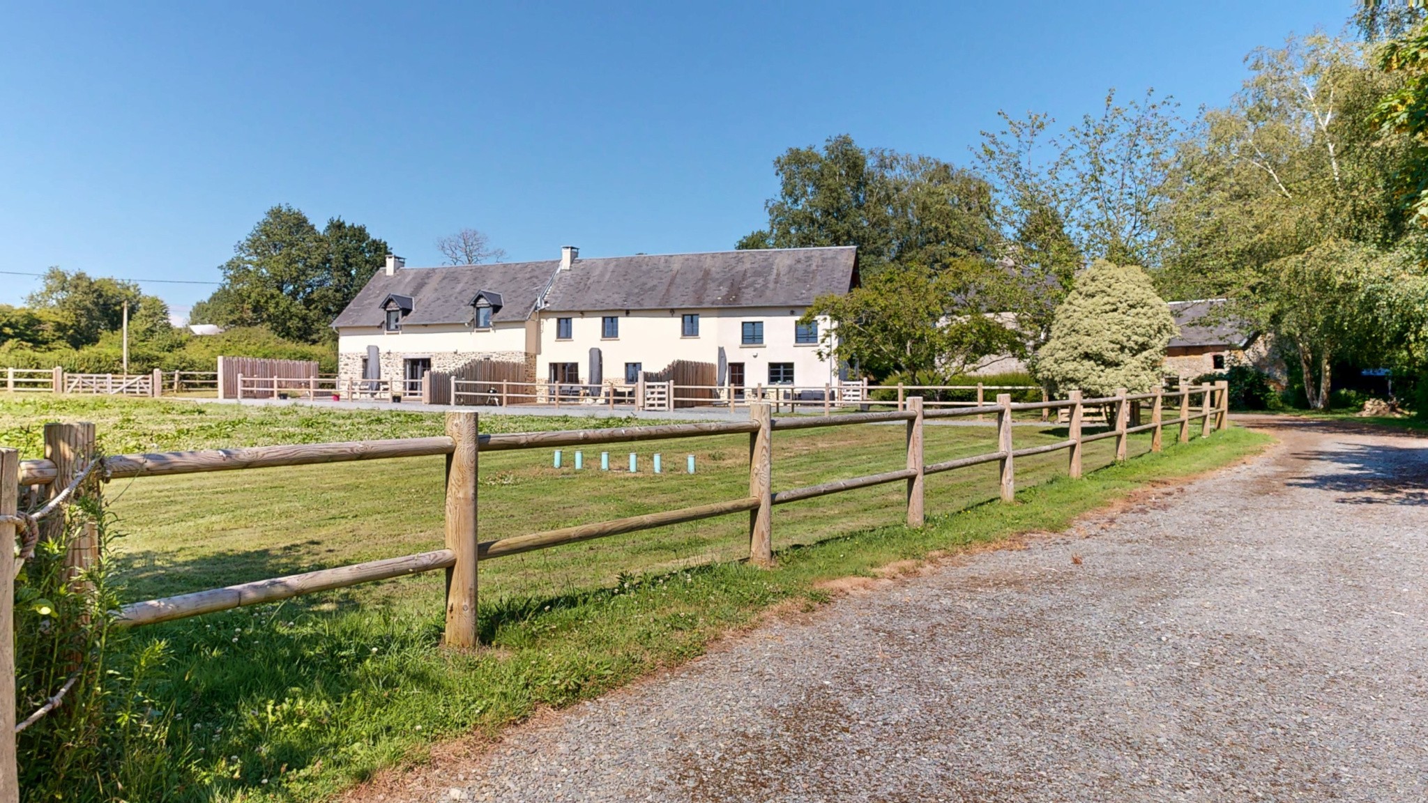Propriété d'exception avec Gites - 403 m2 sur terrain de 8,5 hectares avec dépendances et étangs. — photo 3