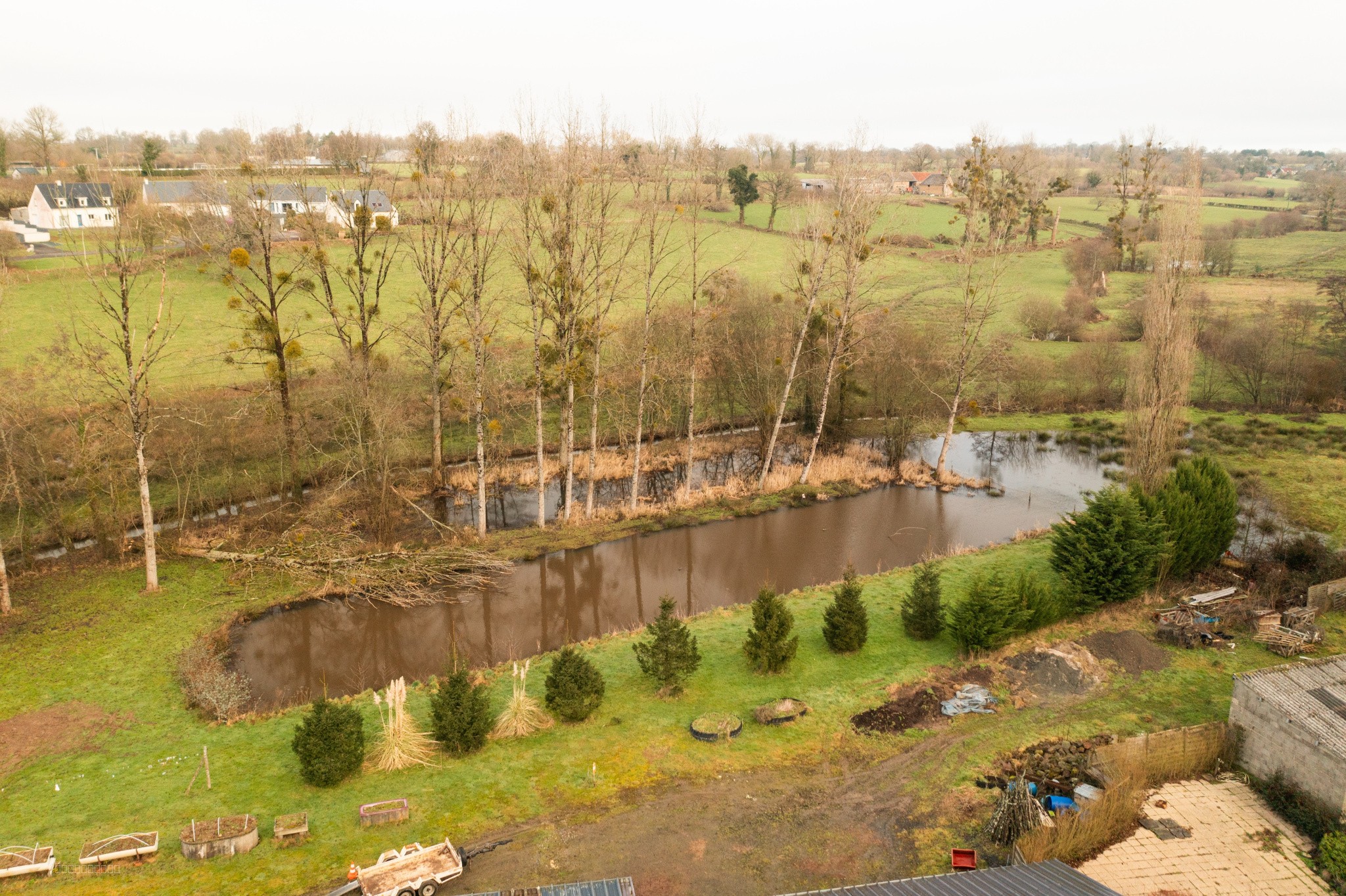 Propriété 190 m2 avec nombreuses dépendances et étang — photo 2