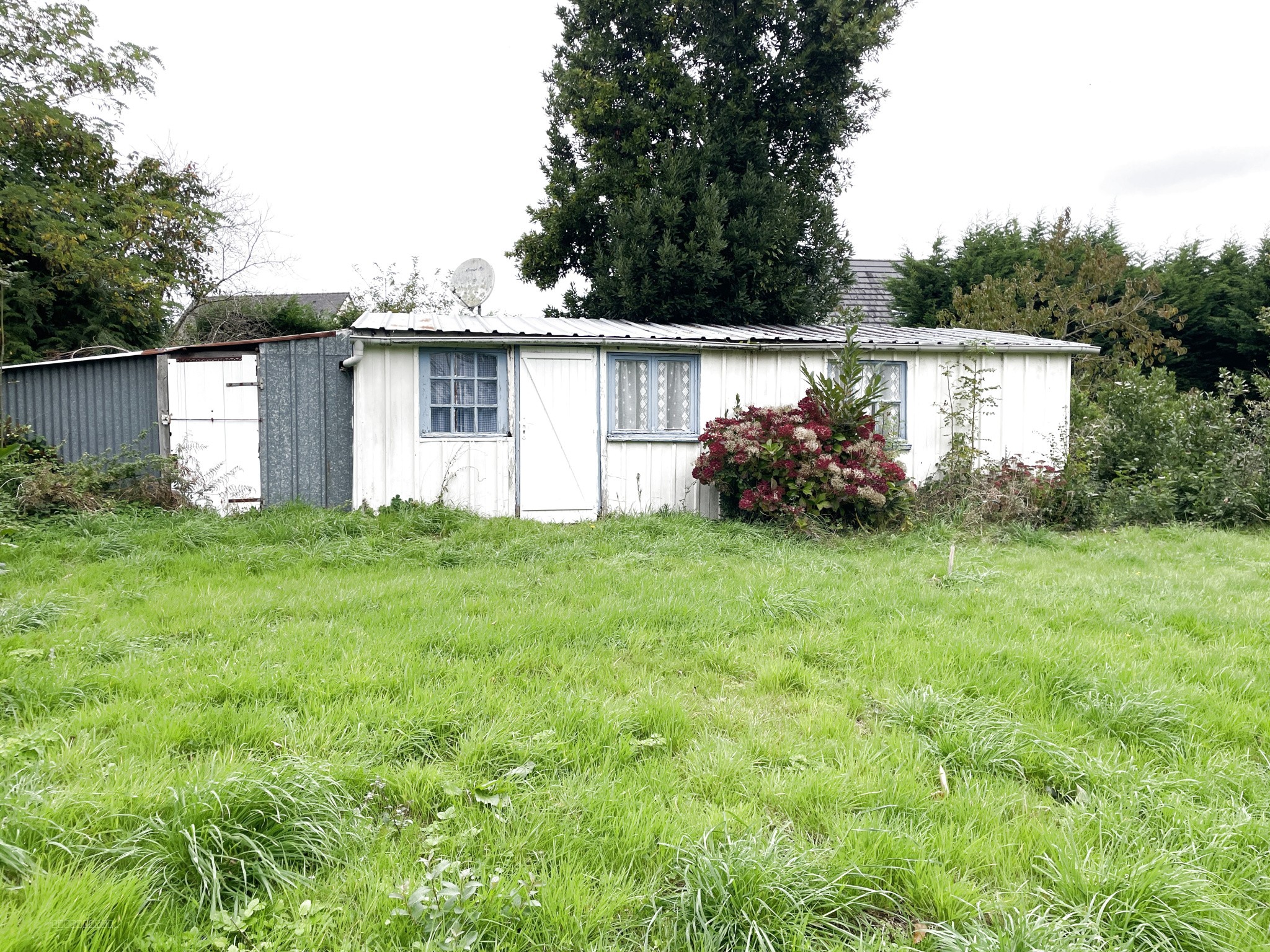 TERRAIN CONSTRUCTIBLE VIABILISE DE 2480m2 sur QUETTREVILLE-SUR-SIENNE. — photo 6