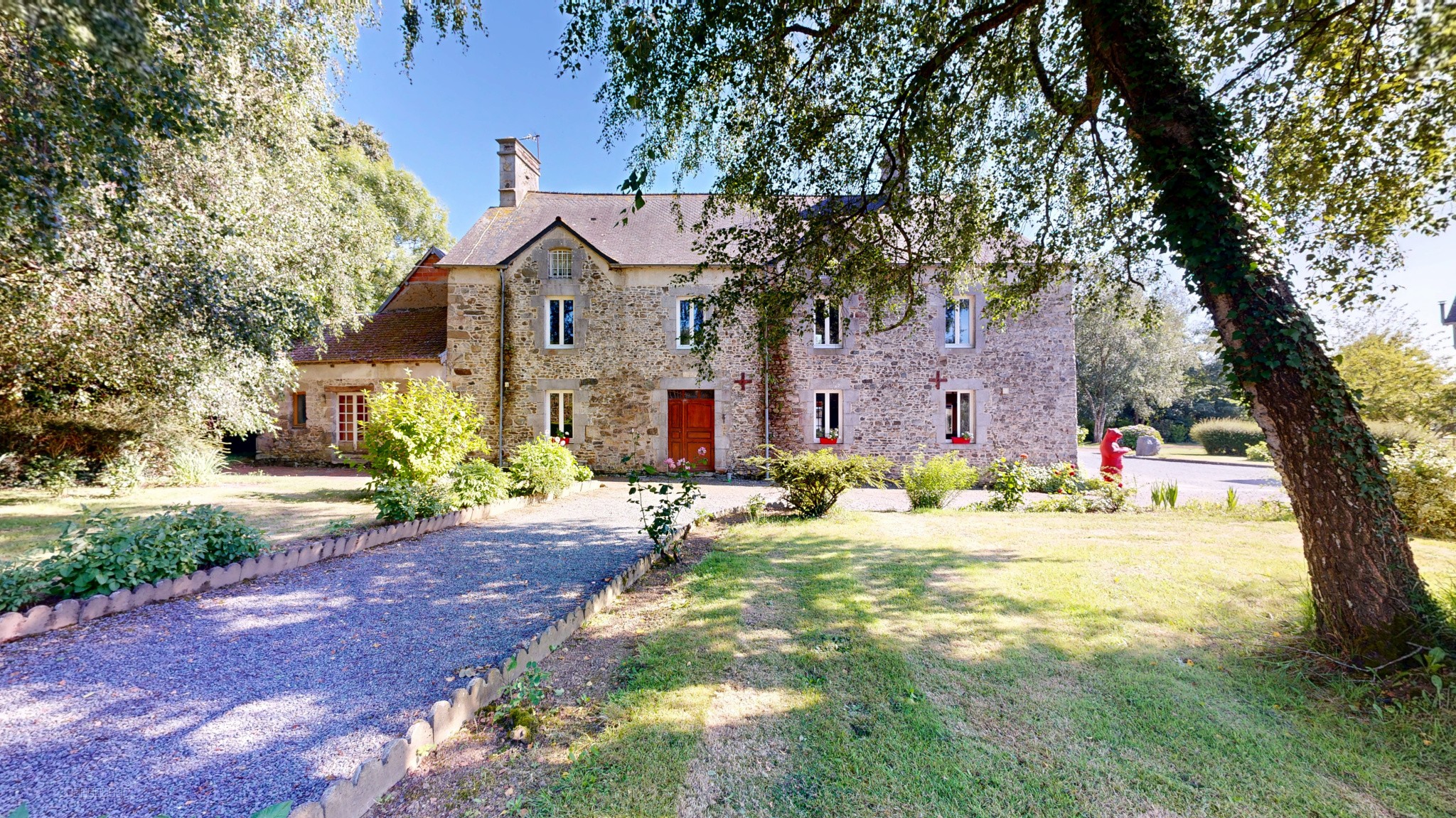Propriété d'exception avec Gites - 403 m2 sur terrain de 8,5 hectares avec dépendances et étangs. — photo 2
