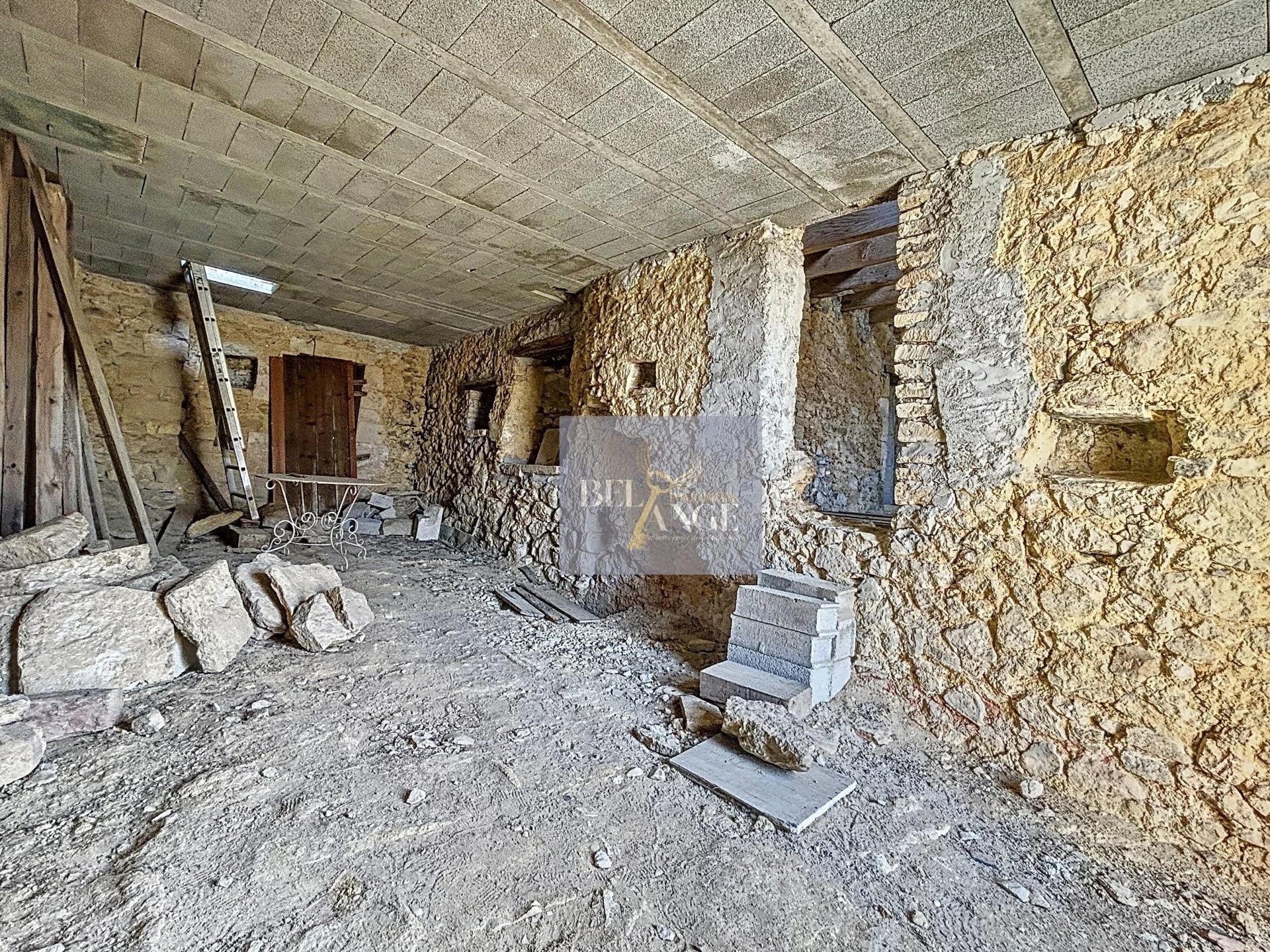 Maison de Village à Rénover dans un village de Caractère. — photo 15
