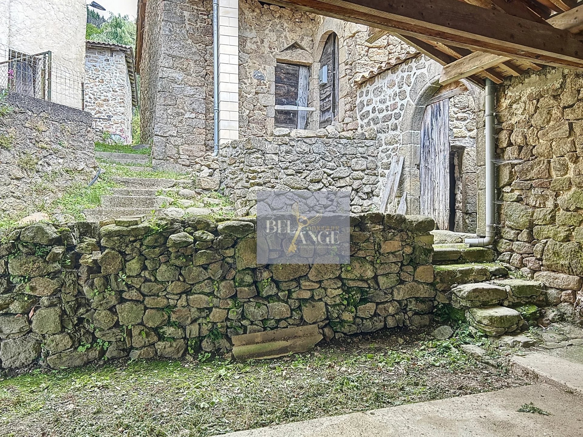 Maison en pierre - Cachet et fort potentiel — photo 9