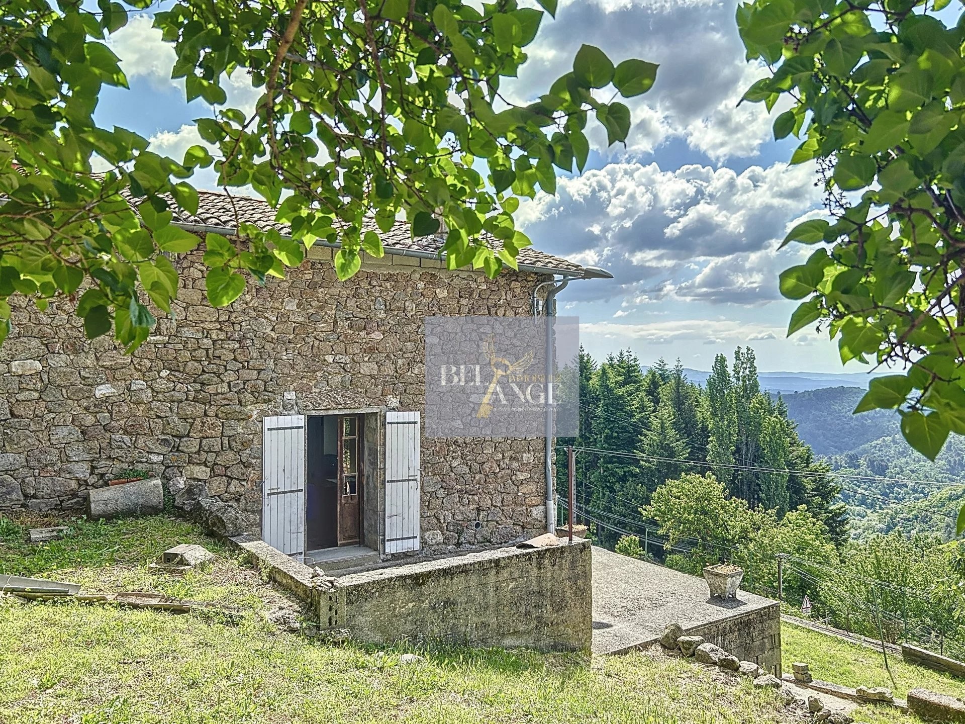 Maison en pierre - Cachet et fort potentiel — photo 2