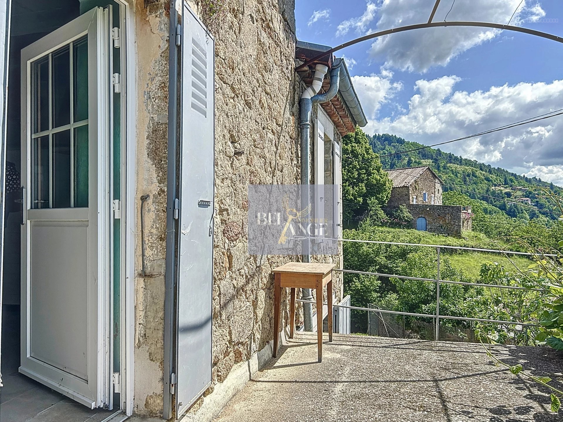 Maison en pierre - Cachet et fort potentiel — photo 3