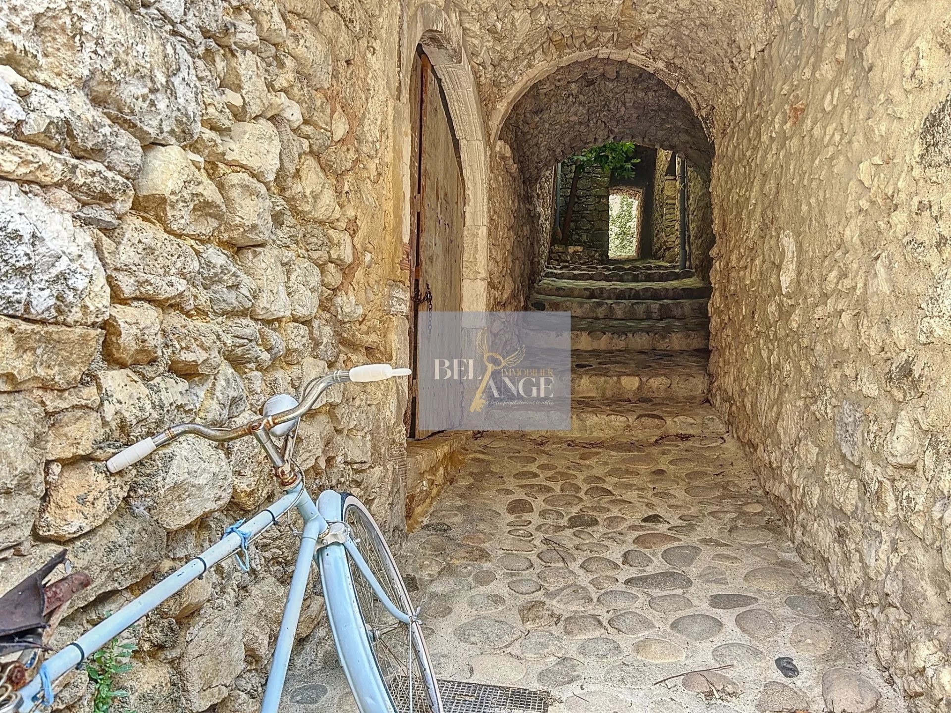 Maison de Village à Rénover dans un village de Caractère. — photo 2