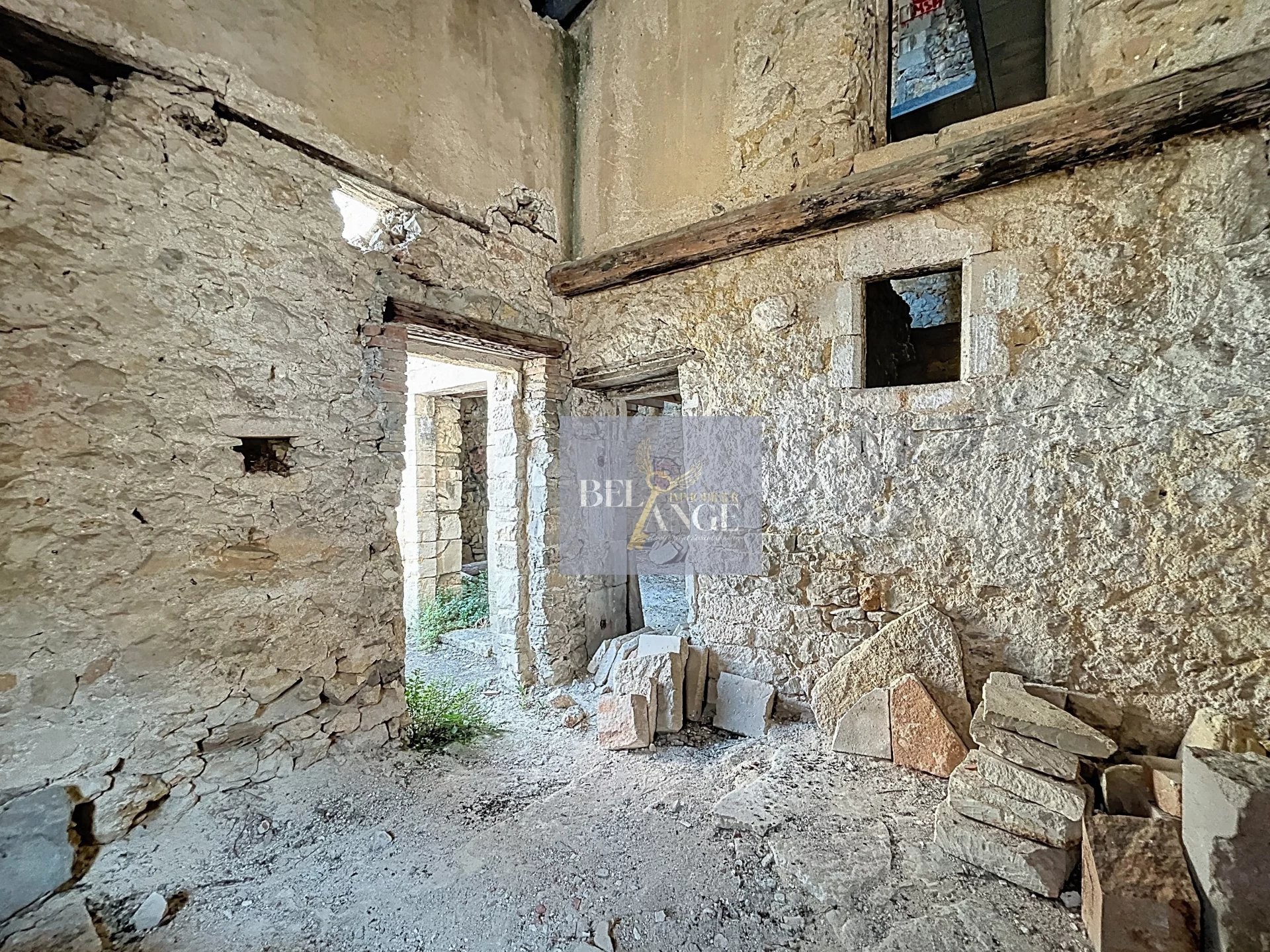 Maison de Village à Rénover dans un village de Caractère. — photo 8