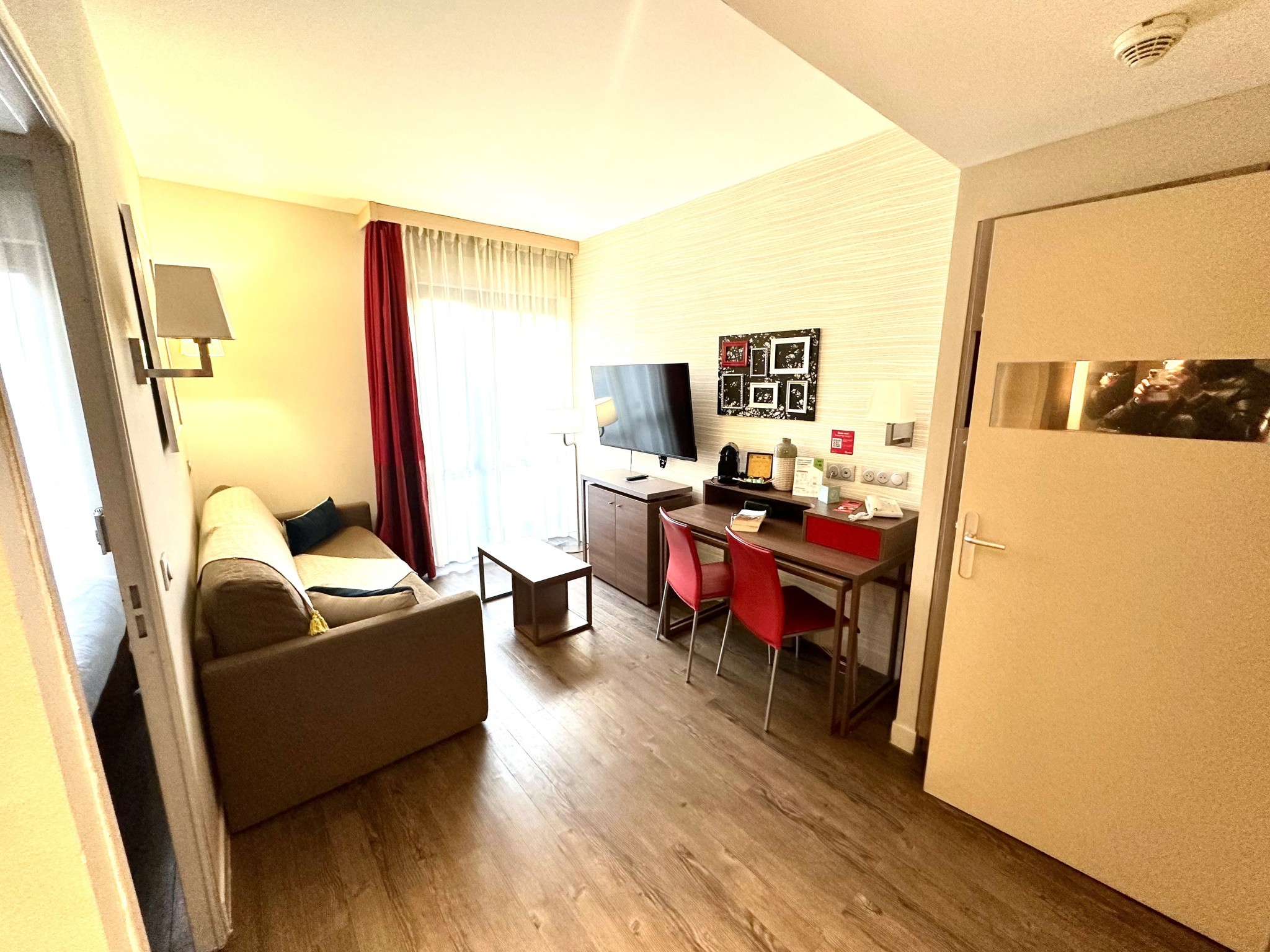 STATUT LMNP - RESIDENCE DE SERVICES - T2 - 32M2 - TERRASSE - PARKING - 300 M ROTONDE — photo 2