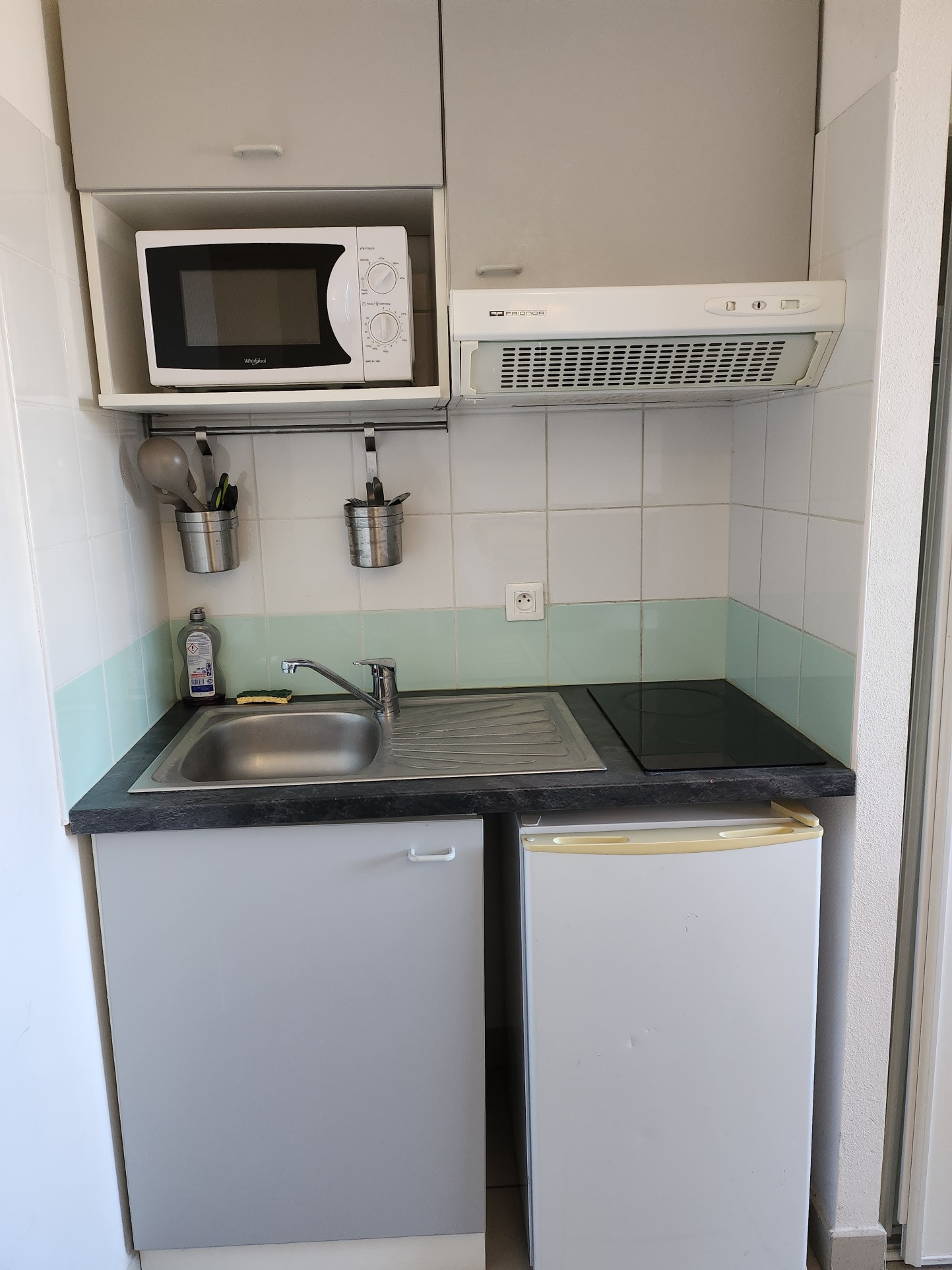 STUDIO MEUBLE PARKING ET PISCINE — photo 2