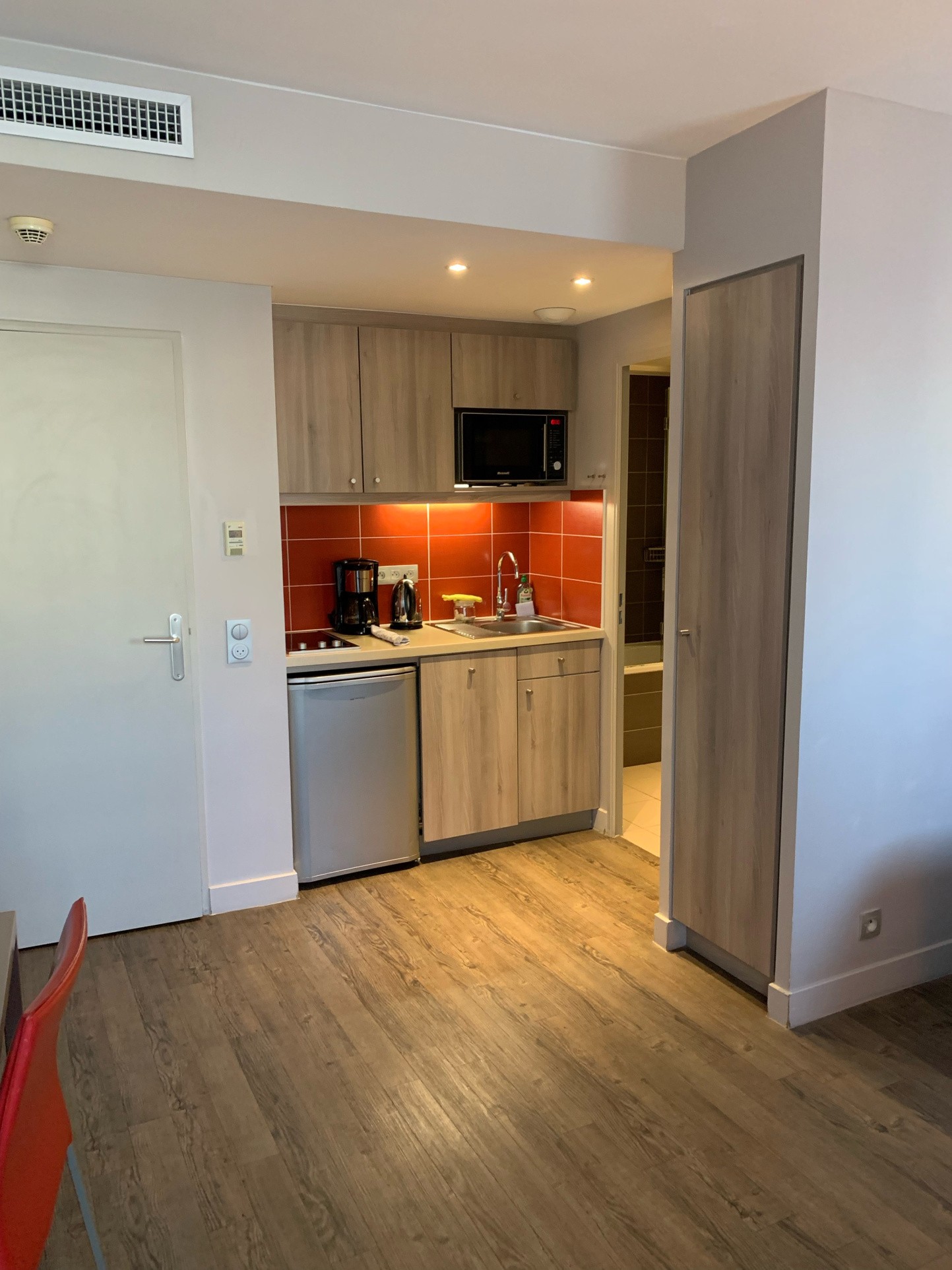 INVESTISSEMENT LMNP - T2 MEUBLE 32 M2 + PARKING  - AIX-EN-PROVENCE CENTRE-VILLE — photo 3