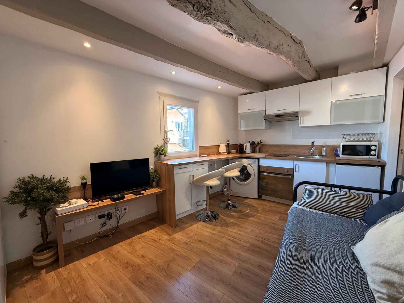 Aix en Provence, proche Pavillon Vendôme, Studio meublé et loué à vendre — photo 2