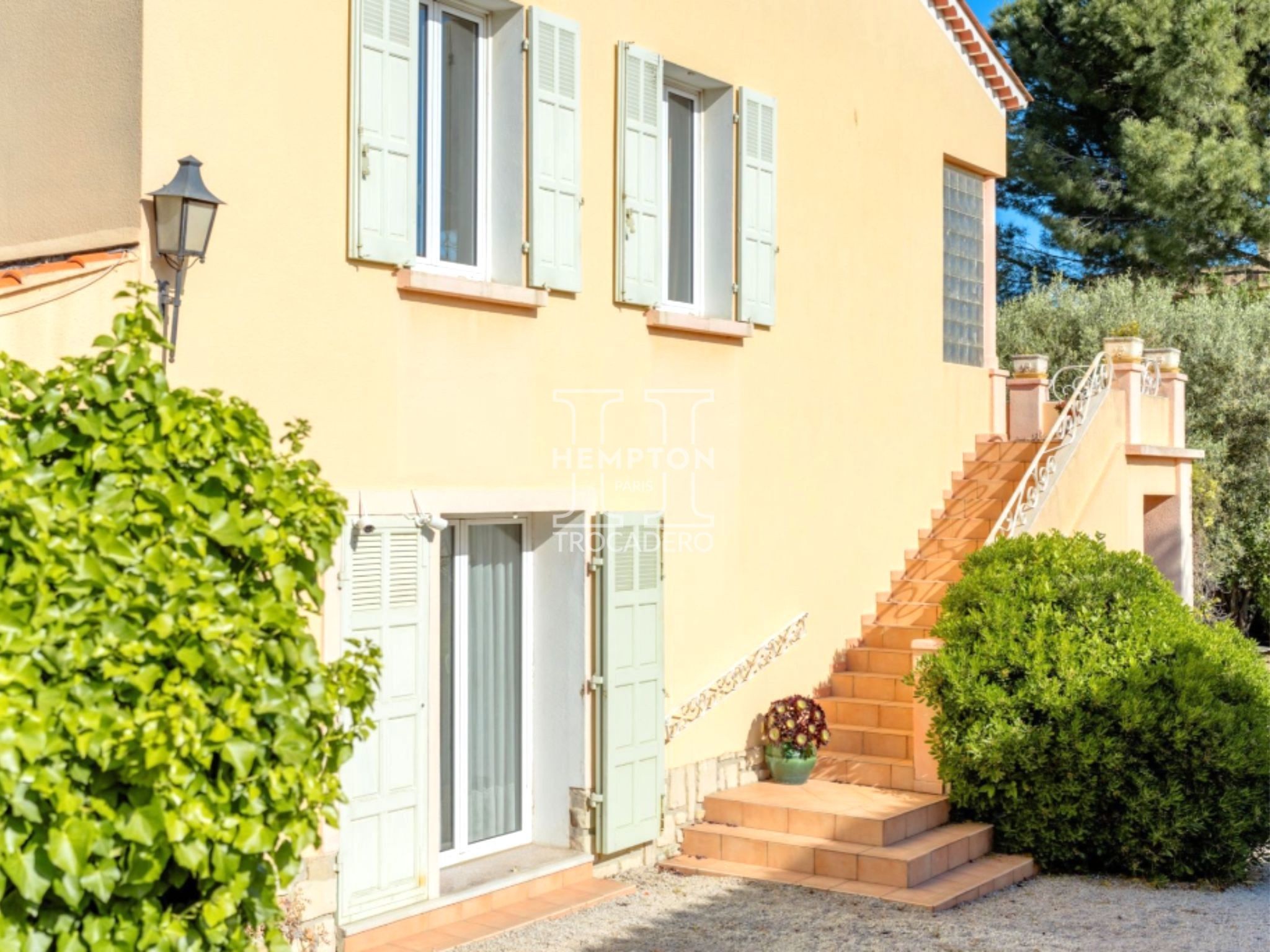 SANARY-SUR-MER • MAISON PROVENCALE AVEC JARDIN PAYSAGER — photo 4
