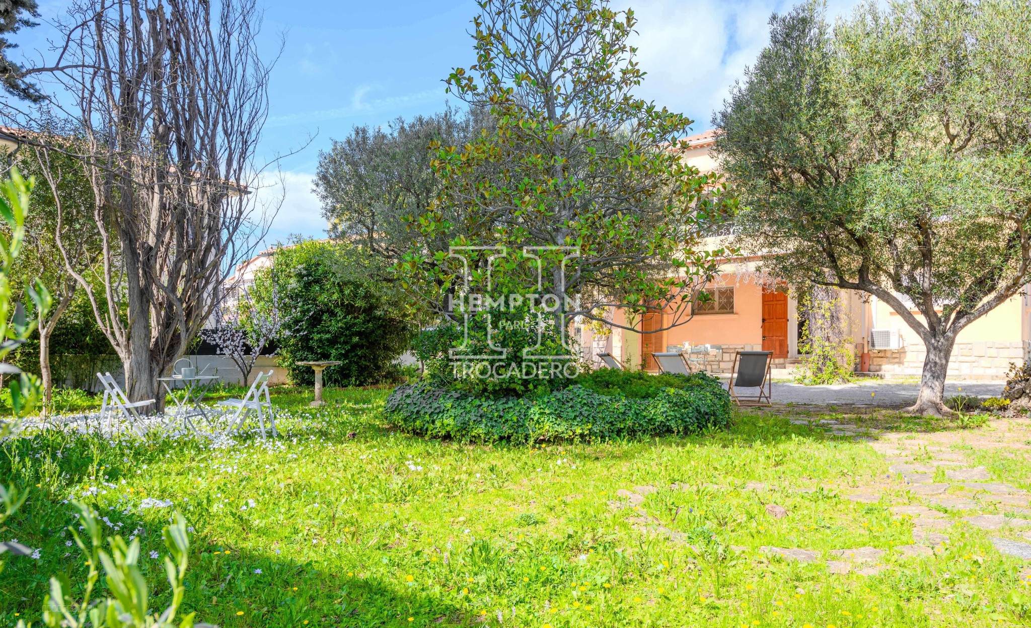 SANARY-SUR-MER • MAISON PROVENCALE AVEC JARDIN PAYSAGER — photo 12