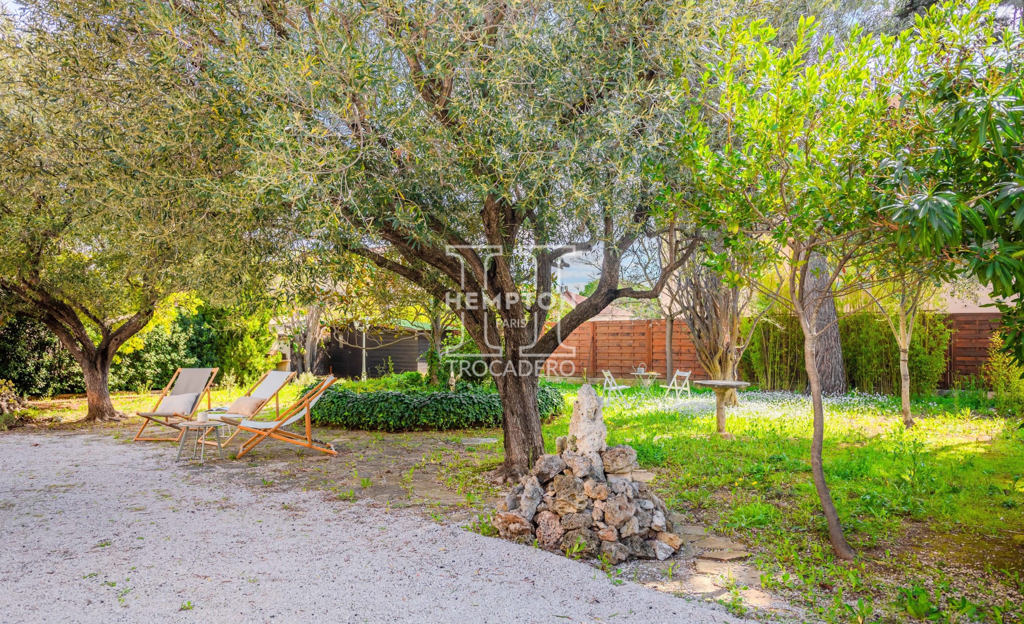 SANARY-SUR-MER • MAISON PROVENCALE AVEC JARDIN PAYSAGER — photo 11