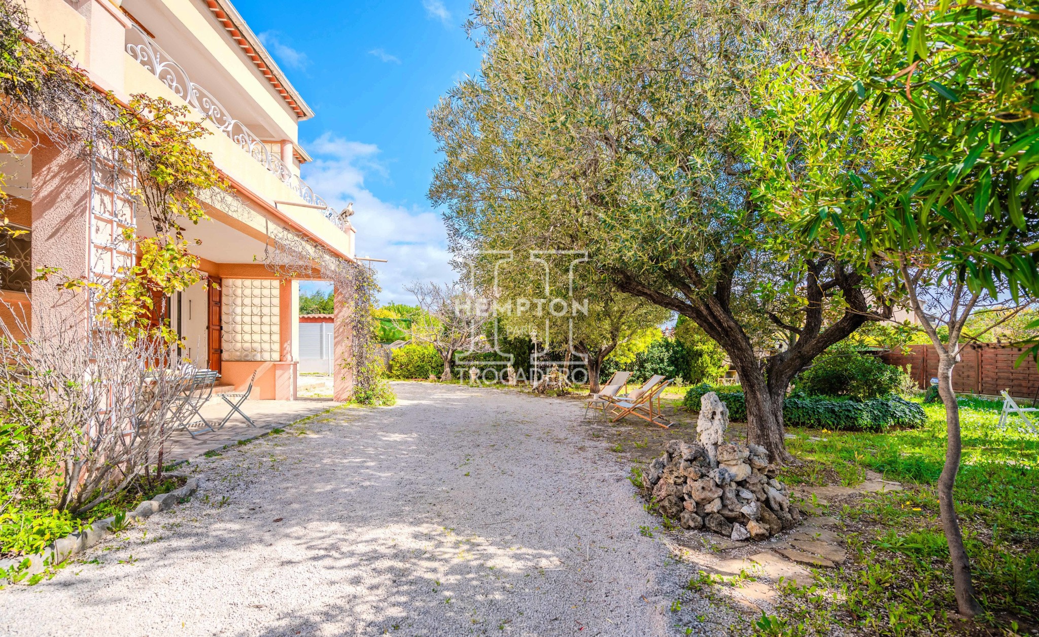 SANARY-SUR-MER • MAISON PROVENCALE AVEC JARDIN PAYSAGER — photo 15