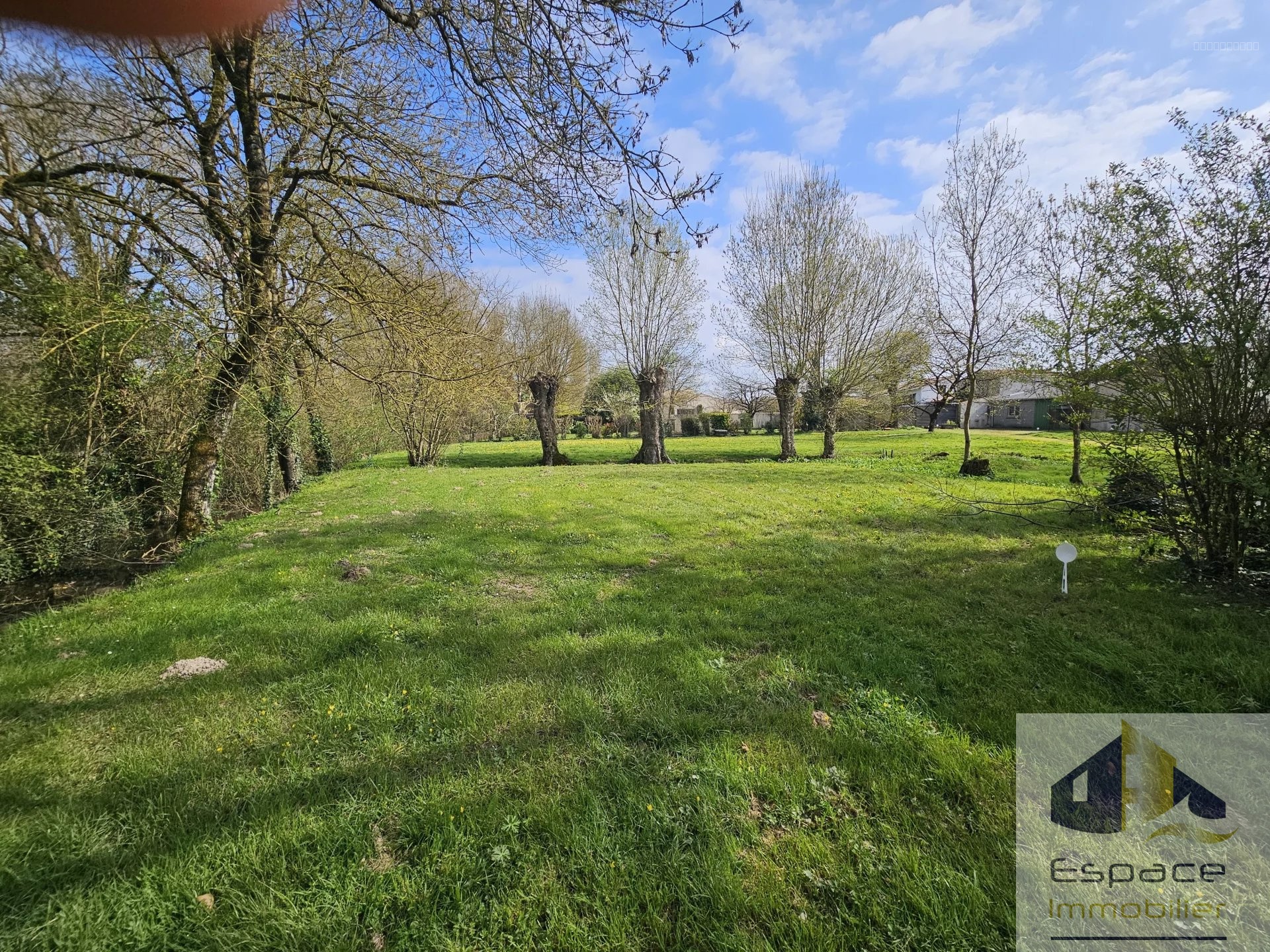 Terrain constructible viabilisé à Saint Christophe — photo 1