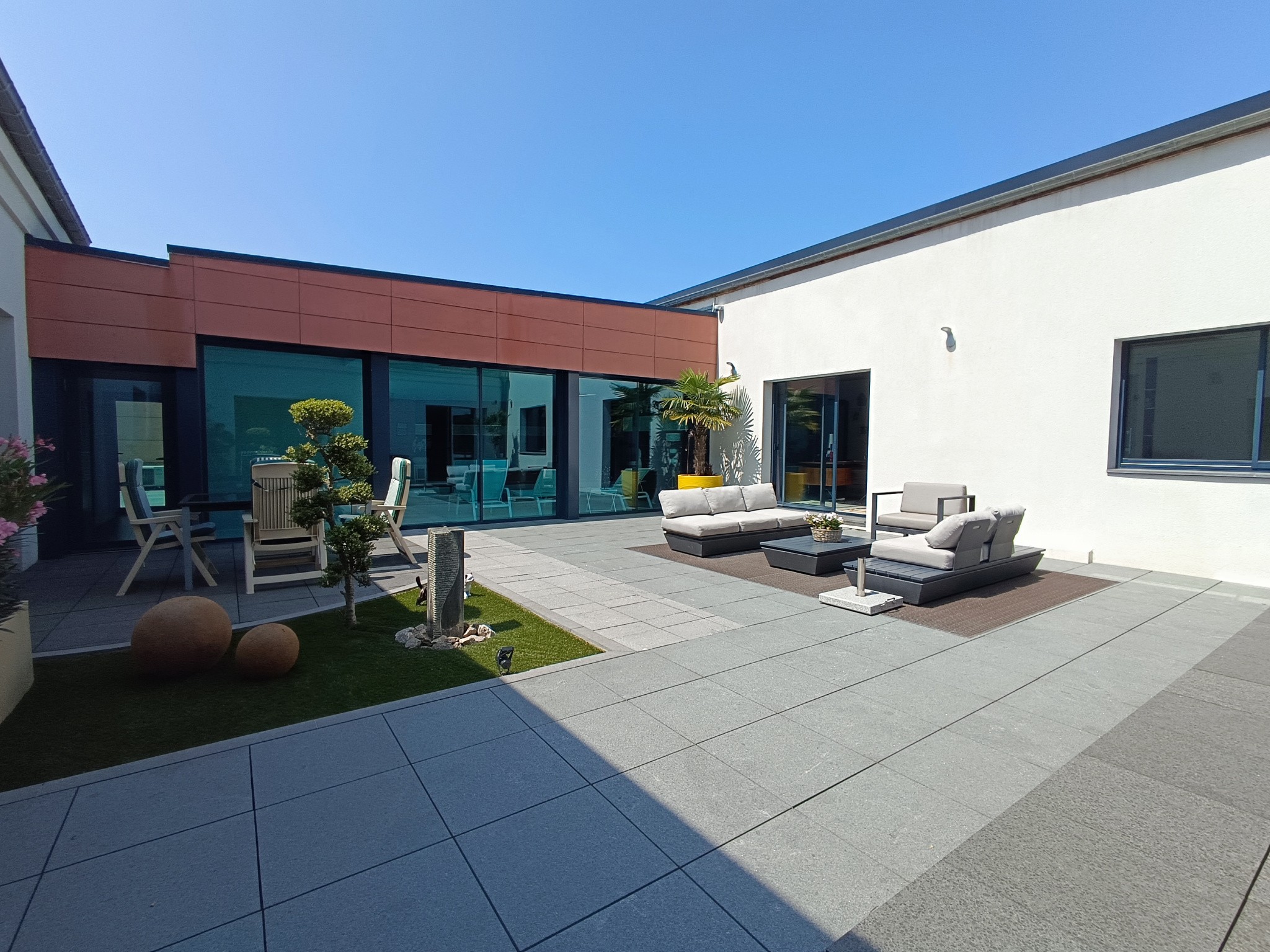 Importante maison contemporaine avec spa