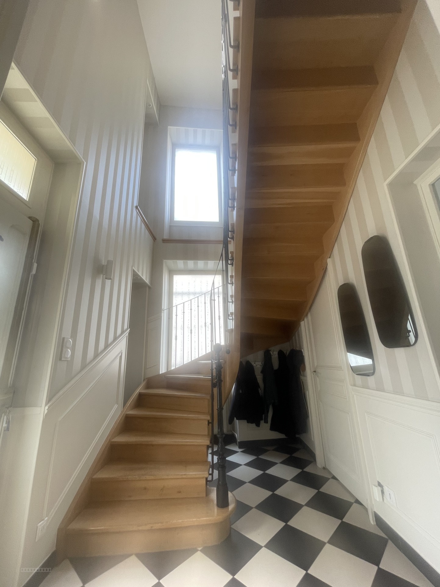 ROANNE - EN EXCLUSIVITE MAISON BOURGEOISE AVEC CACHET D'ENVIRON 200 M2 AVEC 200 M2 DE TERRAIN — photo 4